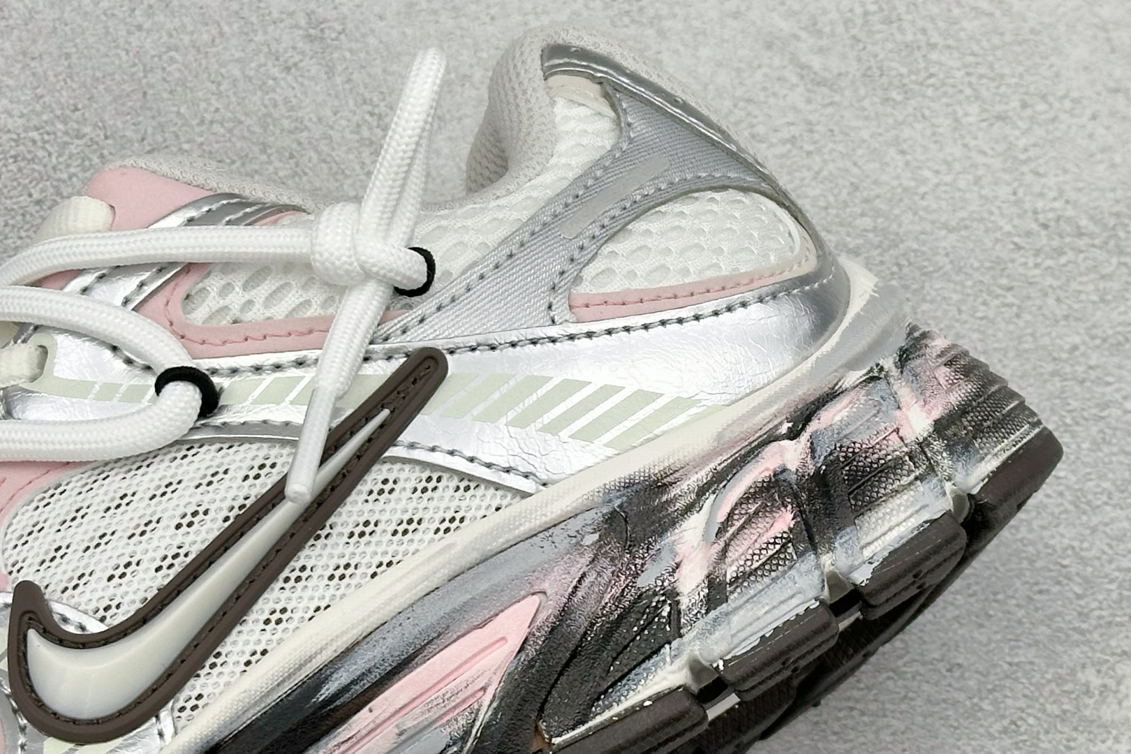 Nike V5 RNR 复古做旧 解构绑带舒适百搭防滑耐磨 低帮跑步鞋 舒适有型适合日常穿着 该鞋款延续