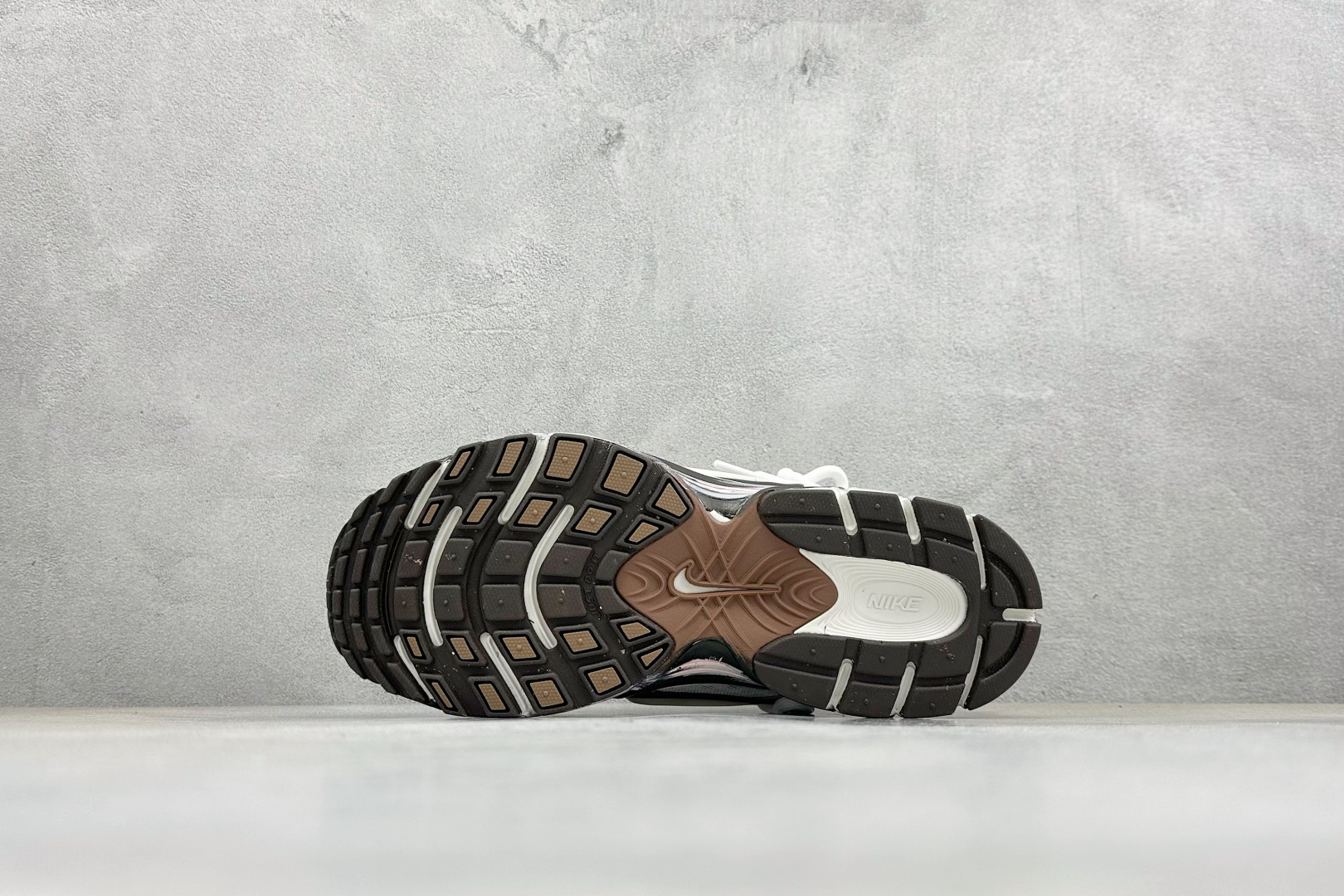 Nike V5 RNR 复古做旧 解构绑带舒适百搭防滑耐磨 低帮跑步鞋 舒适有型适合日常穿着 该鞋款延续