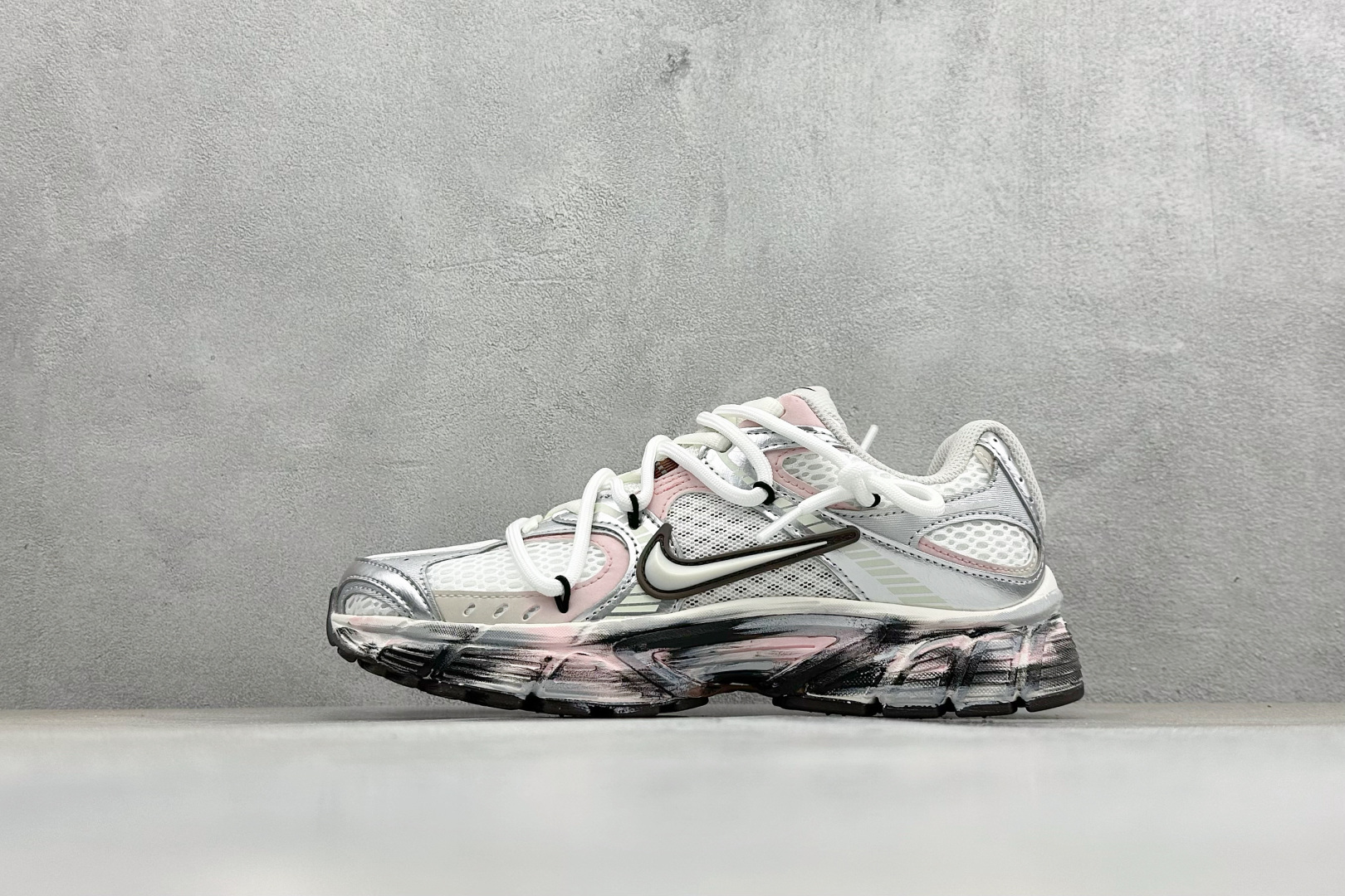 Nike V5 RNR 复古做旧 解构绑带舒适百搭防滑耐磨 低帮跑步鞋 舒适有型适合日常穿着 该鞋款延续