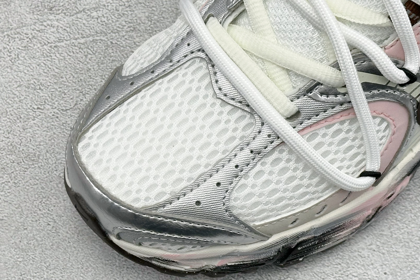 Nike V5 RNR 复古做旧 解构绑带舒适百搭防滑耐磨 低帮跑步鞋 舒适有型适合日常穿着 该鞋款延续
