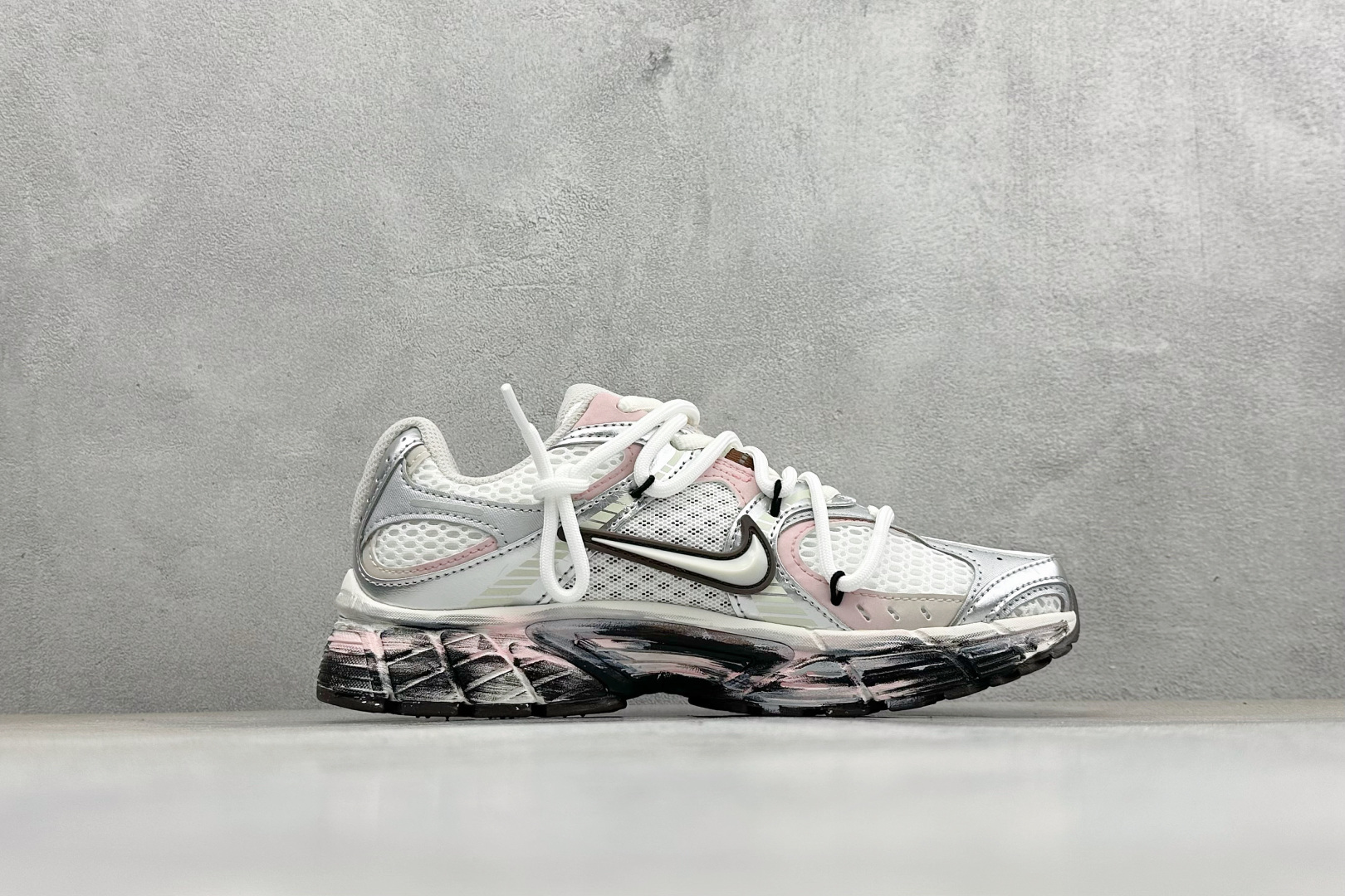 Nike V5 RNR 复古做旧 解构绑带舒适百搭防滑耐磨 低帮跑步鞋 舒适有型适合日常穿着 该鞋款延续