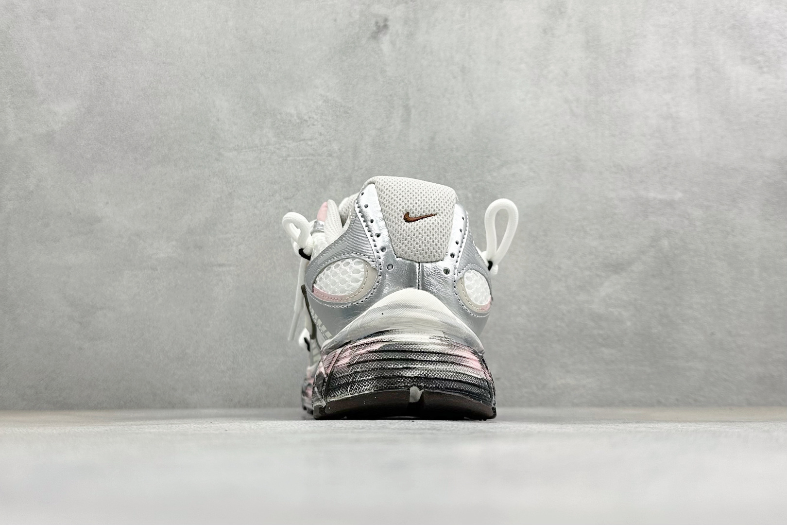 Nike V5 RNR 复古做旧 解构绑带舒适百搭防滑耐磨 低帮跑步鞋 舒适有型适合日常穿着 该鞋款延续