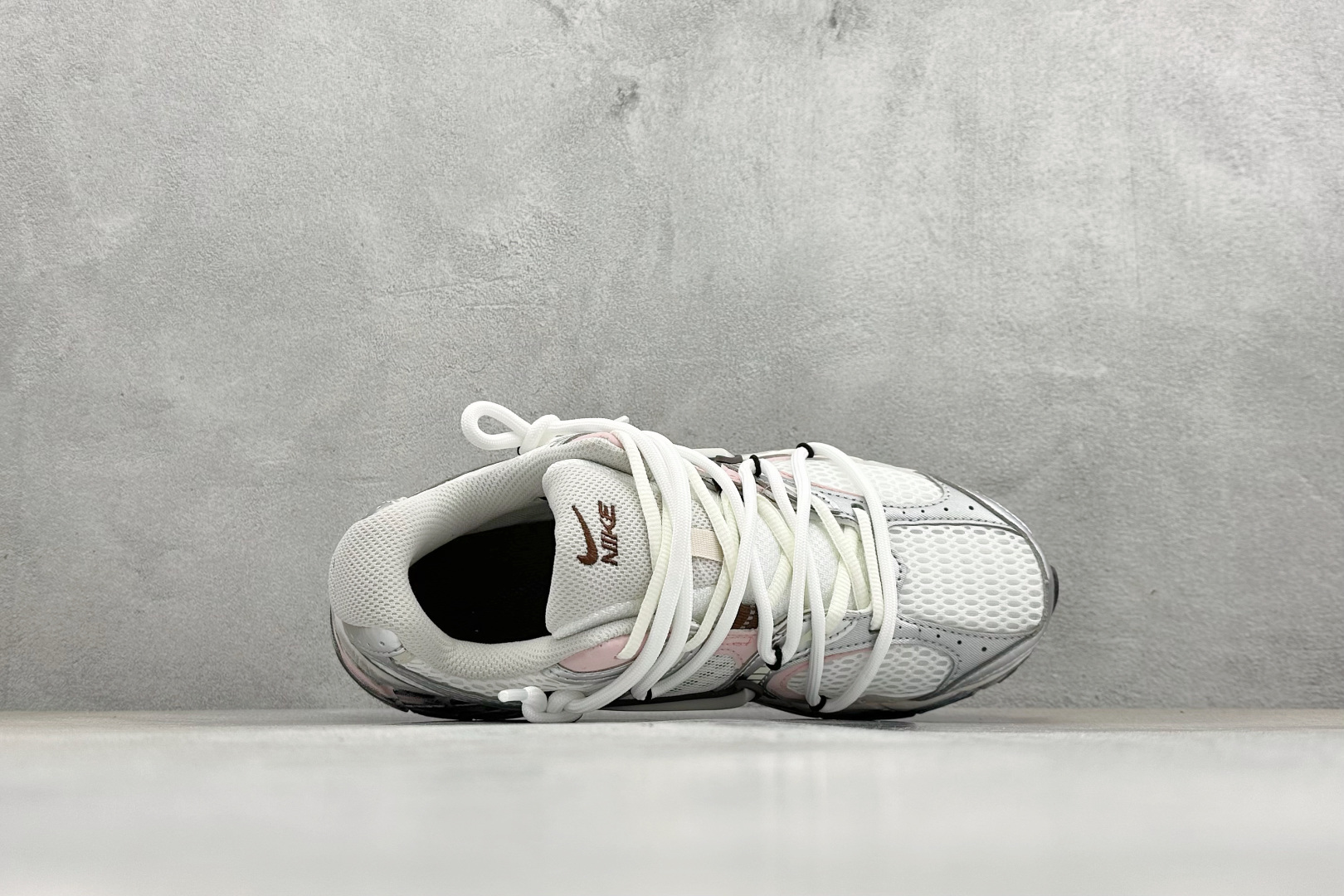 Nike V5 RNR 复古做旧 解构绑带舒适百搭防滑耐磨 低帮跑步鞋 舒适有型适合日常穿着 该鞋款延续