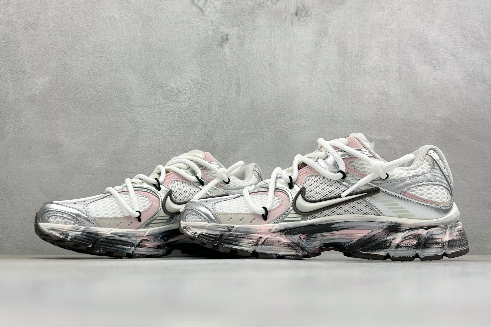 Nike V5 RNR 复古做旧 解构绑带舒适百搭防滑耐磨 低帮跑步鞋 舒适有型适合日常穿着 该鞋款延续