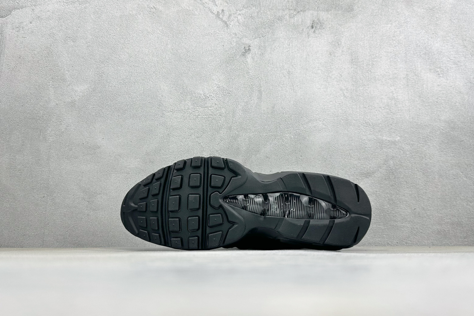 Nike Air Max 95 复古减震气垫跑鞋 CI3705-001 Nike Air Max 95 复古减震气垫跑鞋 CI3705-001