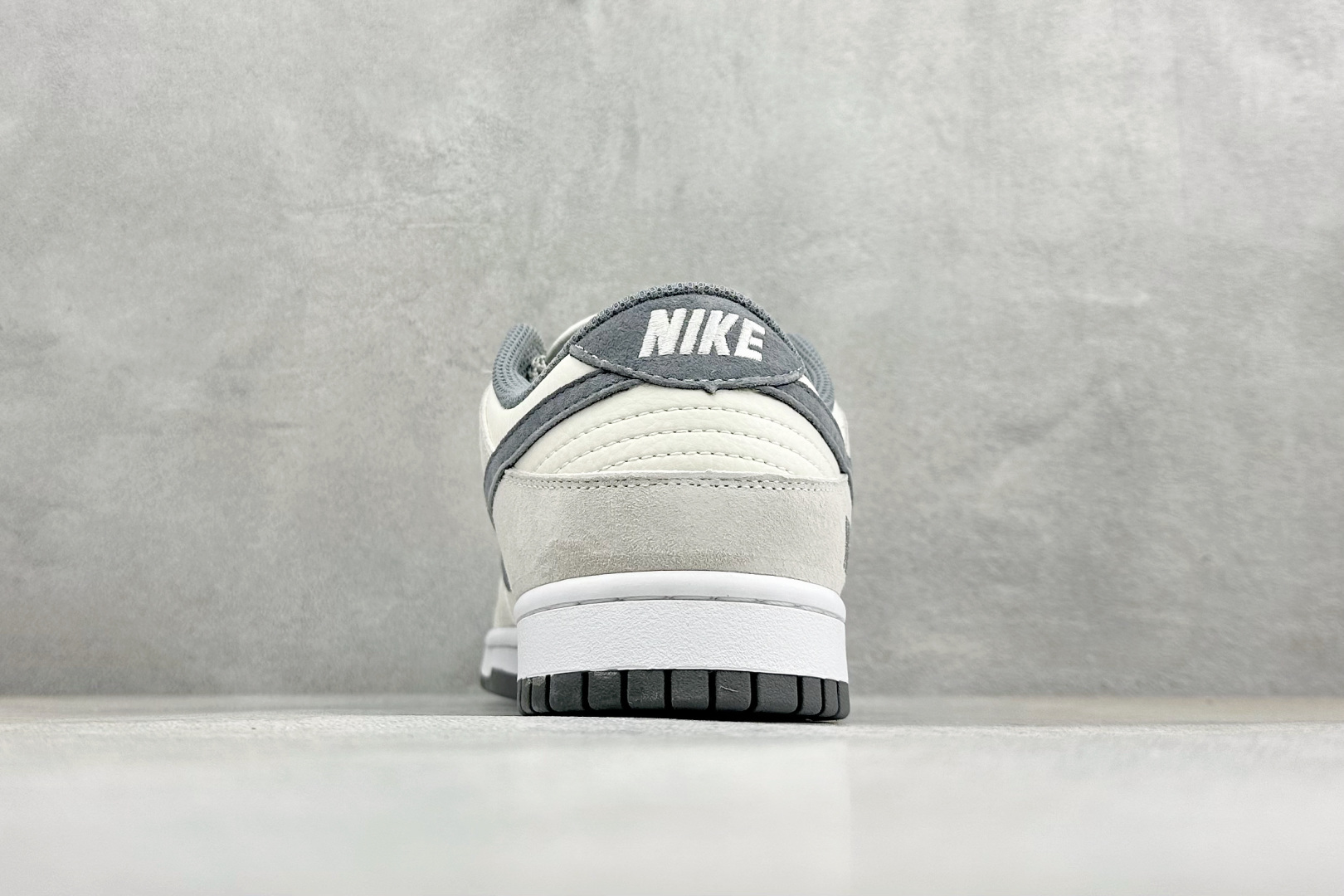Nike SB Dunk Low 米白与浅灰麂皮拼接 搭配红灰双色 Swoosh 刺绣 色调柔和沉稳 麂皮材质自带复古肌理 CS1688-139 Nike SB Dunk Low 米白与浅灰麂皮拼接 搭配红灰双色 Swoosh 刺绣 色调柔和沉稳 麂皮材质自带复古肌理 CS1688-139