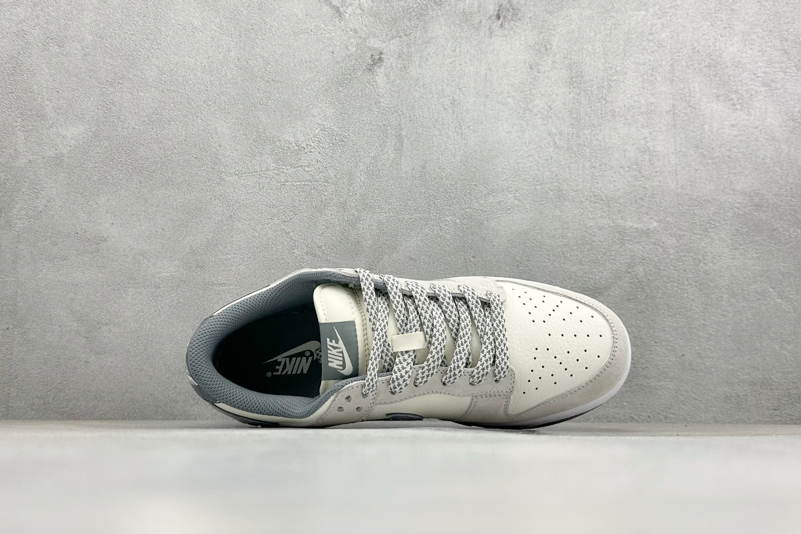 Nike SB Dunk Low 米白与浅灰麂皮拼接 搭配红灰双色 Swoosh 刺绣 色调柔和沉稳 麂皮材质自带复古肌理 CS1688-139 Nike SB Dunk Low 米白与浅灰麂皮拼接 搭配红灰双色 Swoosh 刺绣 色调柔和沉稳 麂皮材质自带复古肌理 CS1688-139