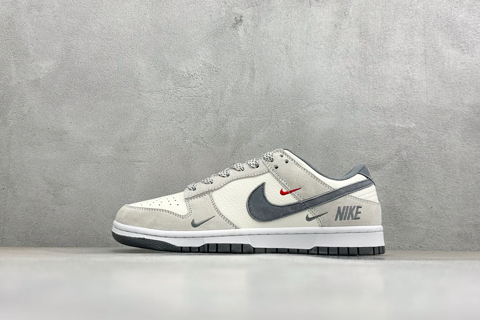 Nike SB Dunk Low 米白与浅灰麂皮拼接 搭配红灰双色 Swoosh 刺绣 色调柔和沉稳 麂皮材质自带复古肌理 CS1688-139 Nike SB Dunk Low 米白与浅灰麂皮拼接 搭配红灰双色 Swoosh 刺绣 色调柔和沉稳 麂皮材质自带复古肌理 CS1688-139