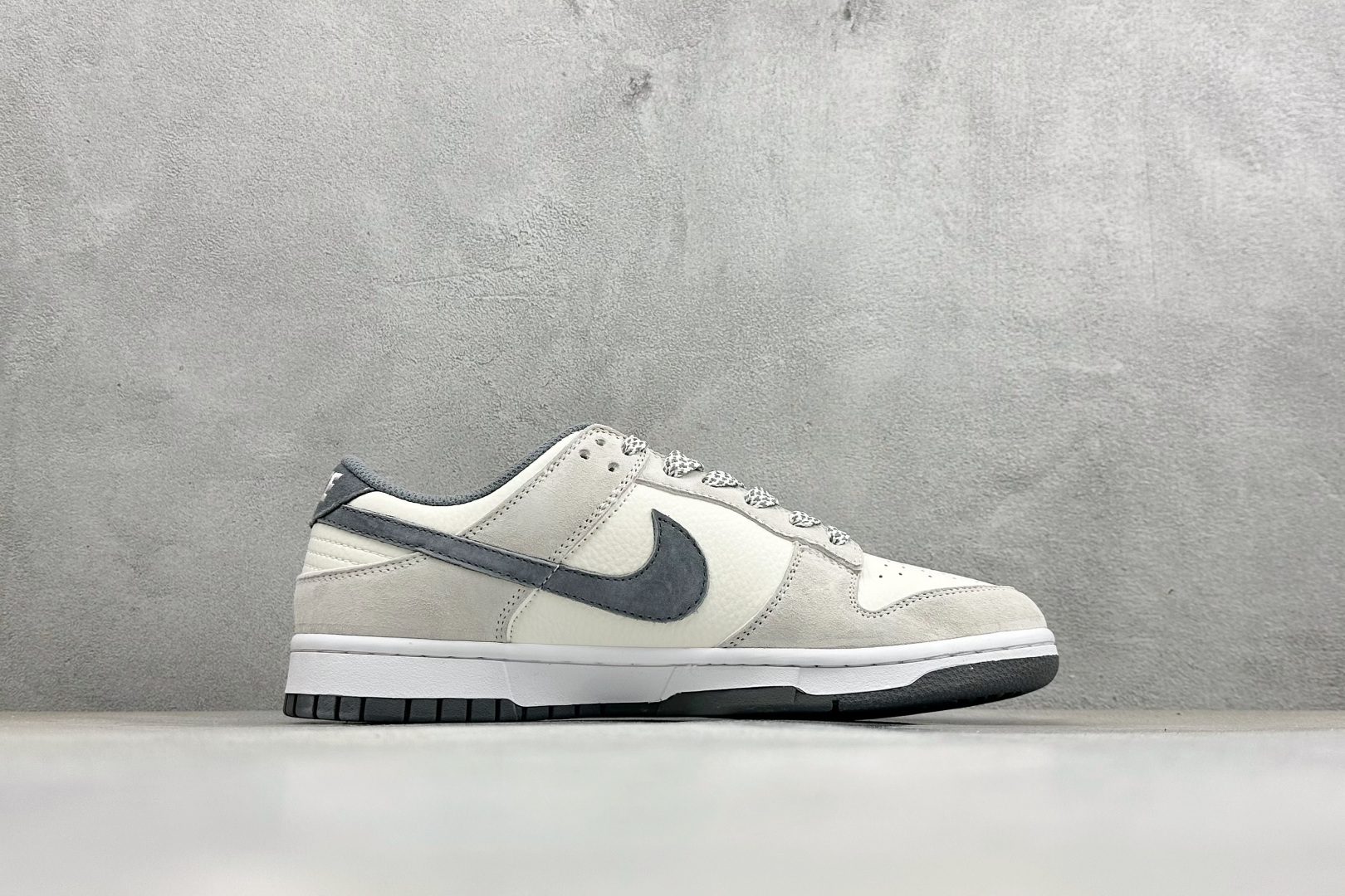 Nike SB Dunk Low 米白与浅灰麂皮拼接 搭配红灰双色 Swoosh 刺绣 色调柔和沉稳 麂皮材质自带复古肌理 CS1688-139 Nike SB Dunk Low 米白与浅灰麂皮拼接 搭配红灰双色 Swoosh 刺绣 色调柔和沉稳 麂皮材质自带复古肌理 CS1688-139
