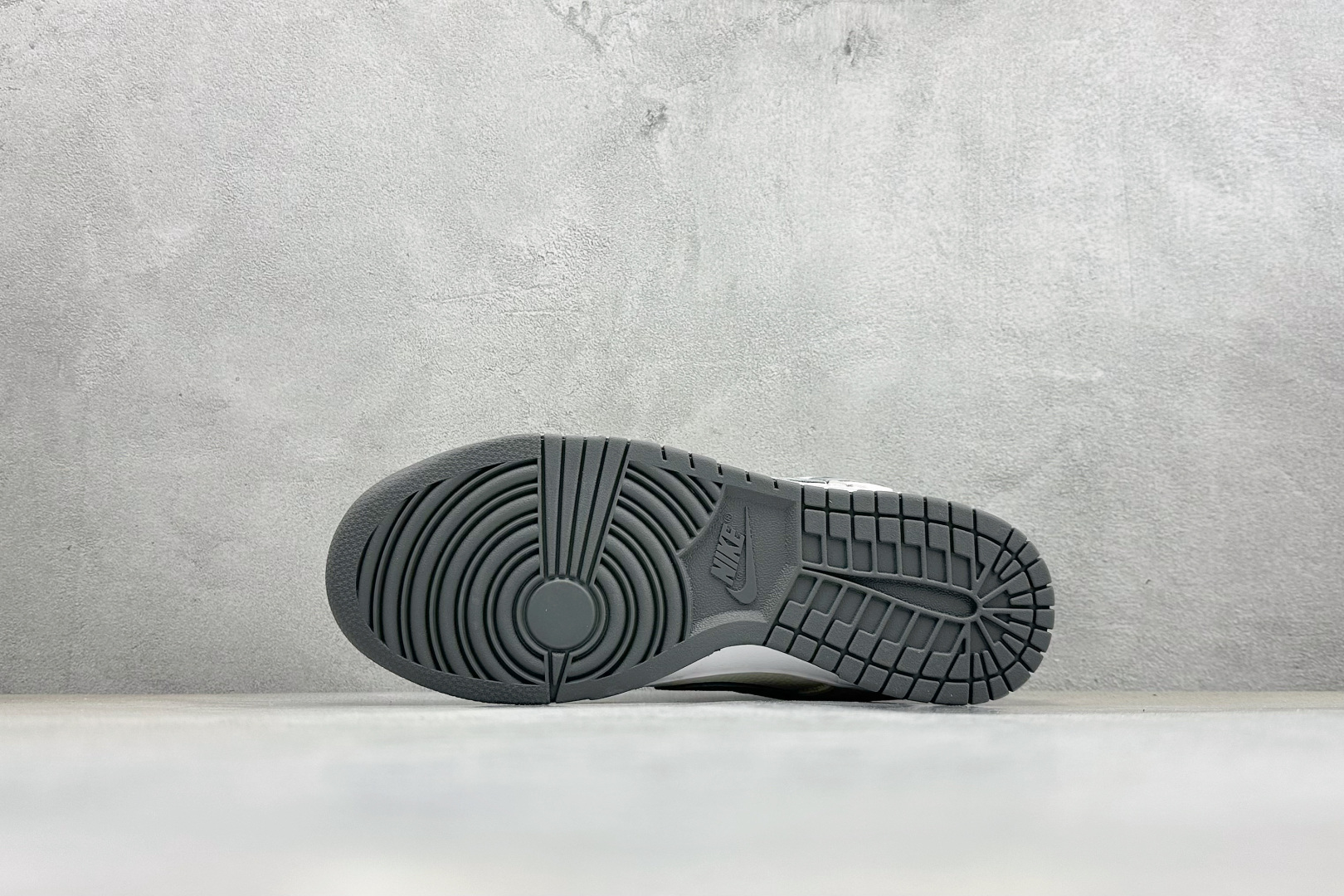 Nike SB Dunk Low 米白与浅灰麂皮拼接 搭配红灰双色 Swoosh 刺绣 色调柔和沉稳 麂皮材质自带复古肌理 CS1688-139 Nike SB Dunk Low 米白与浅灰麂皮拼接 搭配红灰双色 Swoosh 刺绣 色调柔和沉稳 麂皮材质自带复古肌理 CS1688-139