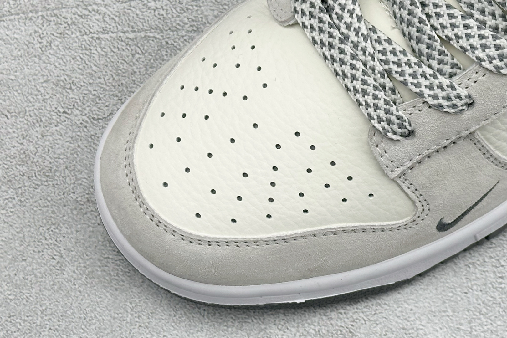 Nike SB Dunk Low 米白与浅灰麂皮拼接 搭配红灰双色 Swoosh 刺绣 色调柔和沉稳 麂皮材质自带复古肌理 CS1688-139 Nike SB Dunk Low 米白与浅灰麂皮拼接 搭配红灰双色 Swoosh 刺绣 色调柔和沉稳 麂皮材质自带复古肌理 CS1688-139