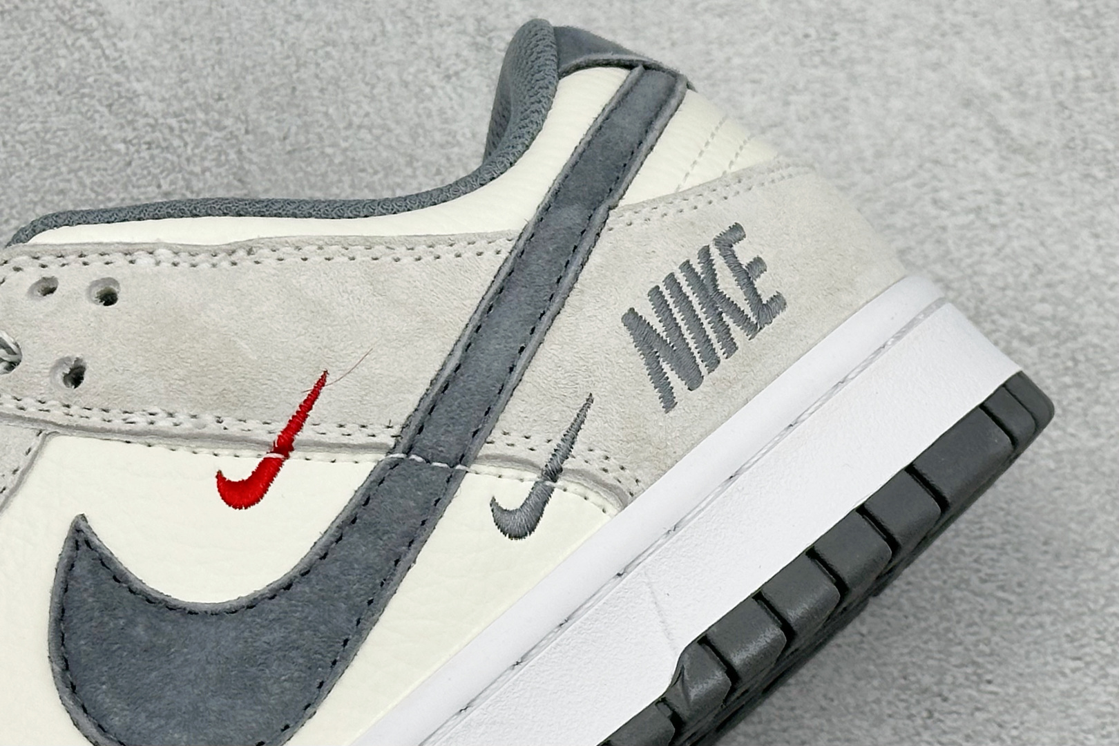 Nike SB Dunk Low 米白与浅灰麂皮拼接 搭配红灰双色 Swoosh 刺绣 色调柔和沉稳 麂皮材质自带复古肌理 CS1688-139 Nike SB Dunk Low 米白与浅灰麂皮拼接 搭配红灰双色 Swoosh 刺绣 色调柔和沉稳 麂皮材质自带复古肌理 CS1688-139