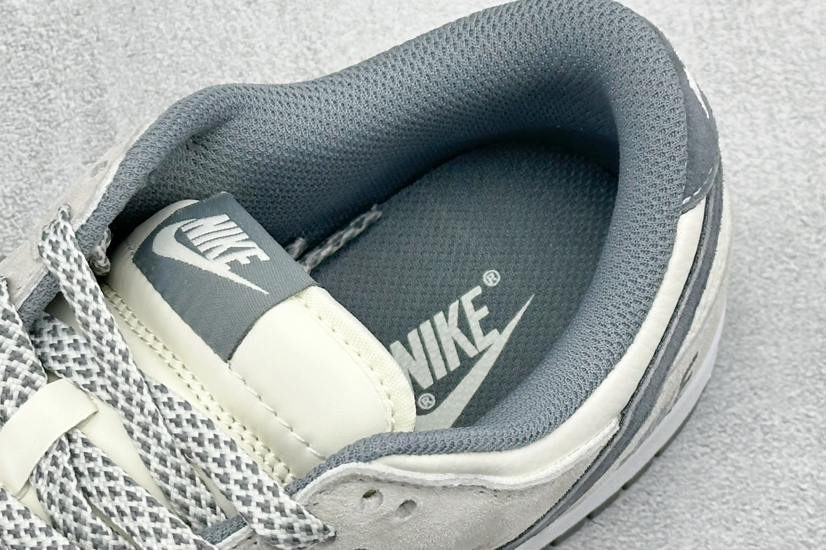 Nike SB Dunk Low 米白与浅灰麂皮拼接 搭配红灰双色 Swoosh 刺绣 色调柔和沉稳 麂皮材质自带复古肌理 CS1688-139 Nike SB Dunk Low 米白与浅灰麂皮拼接 搭配红灰双色 Swoosh 刺绣 色调柔和沉稳 麂皮材质自带复古肌理 CS1688-139