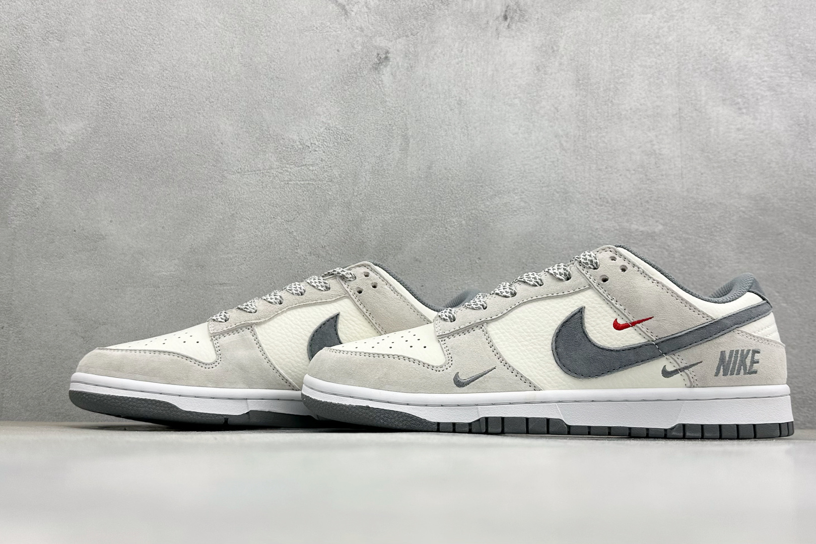 Nike SB Dunk Low 米白与浅灰麂皮拼接 搭配红灰双色 Swoosh 刺绣 色调柔和沉稳 麂皮材质自带复古肌理 CS1688-139 Nike SB Dunk Low 米白与浅灰麂皮拼接 搭配红灰双色 Swoosh 刺绣 色调柔和沉稳 麂皮材质自带复古肌理 CS1688-139