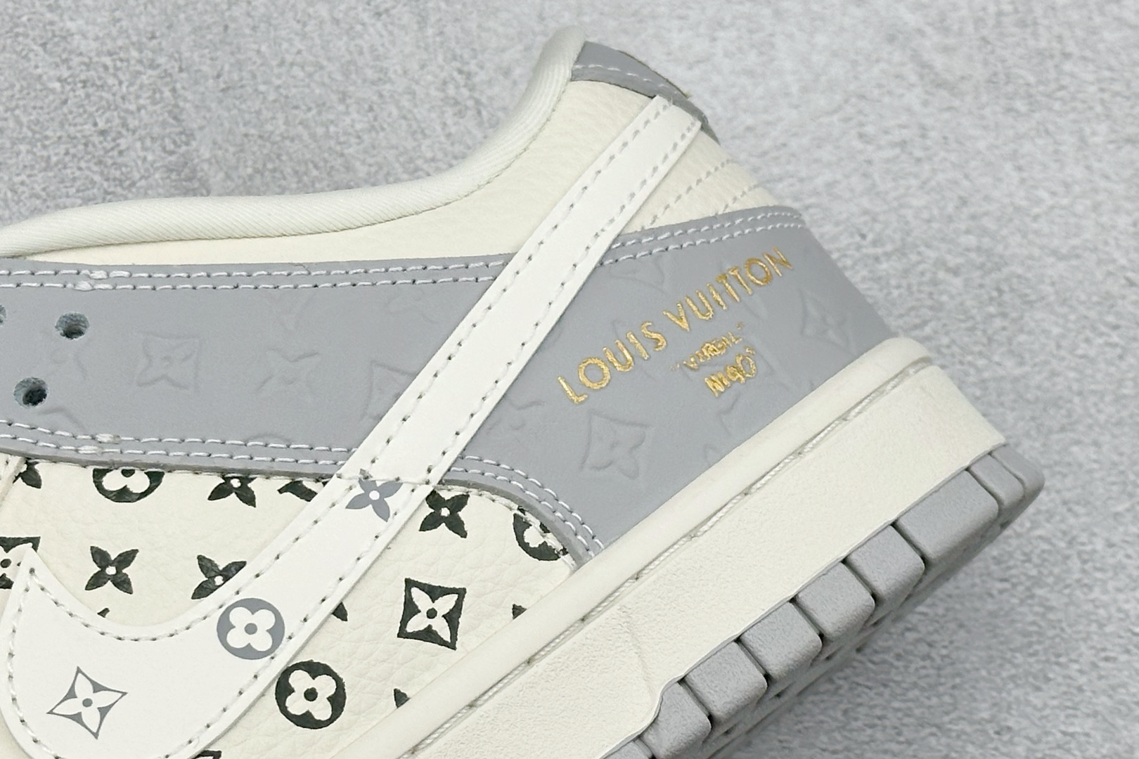 灰调老花 潮酷出圈SB DUNK LOW 经典低帮版型融合LV老花元素 灰白撞色 MN1688-107 灰调老花 潮酷出圈SB DUNK LOW 经典低帮版型融合LV老花元素 灰白撞色 MN1688-107