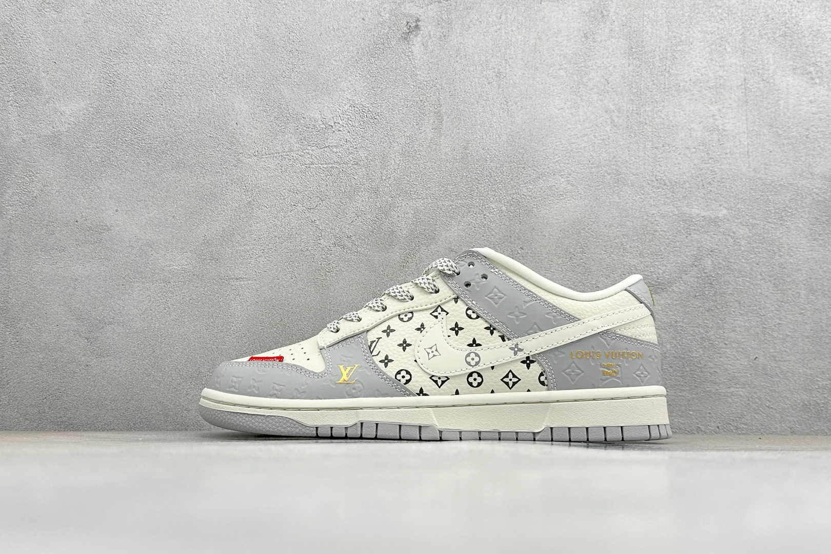 灰调老花 潮酷出圈SB DUNK LOW 经典低帮版型融合LV老花元素 灰白撞色 MN1688-107 灰调老花 潮酷出圈SB DUNK LOW 经典低帮版型融合LV老花元素 灰白撞色 MN1688-107