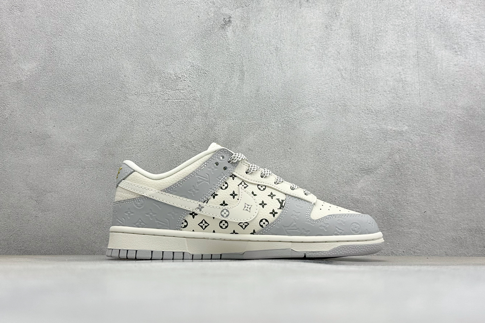 灰调老花 潮酷出圈SB DUNK LOW 经典低帮版型融合LV老花元素 灰白撞色 MN1688-107 灰调老花 潮酷出圈SB DUNK LOW 经典低帮版型融合LV老花元素 灰白撞色 MN1688-107