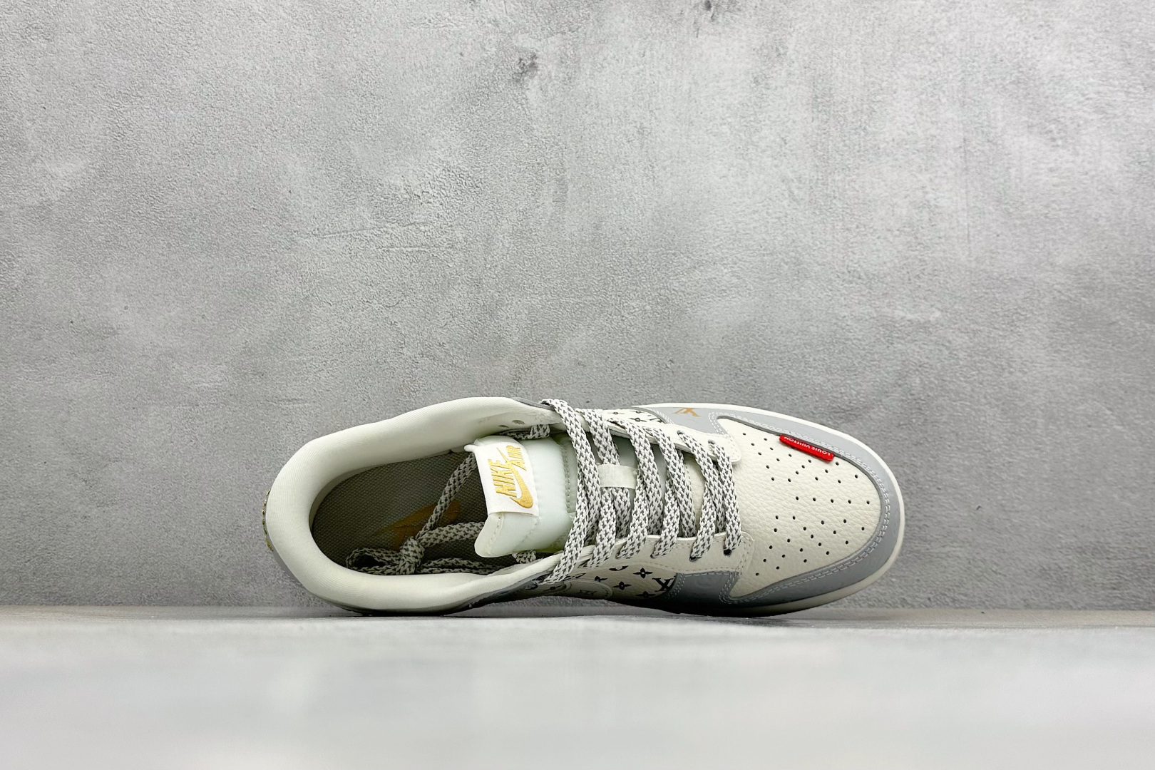 灰调老花 潮酷出圈SB DUNK LOW 经典低帮版型融合LV老花元素 灰白撞色 MN1688-107 灰调老花 潮酷出圈SB DUNK LOW 经典低帮版型融合LV老花元素 灰白撞色 MN1688-107