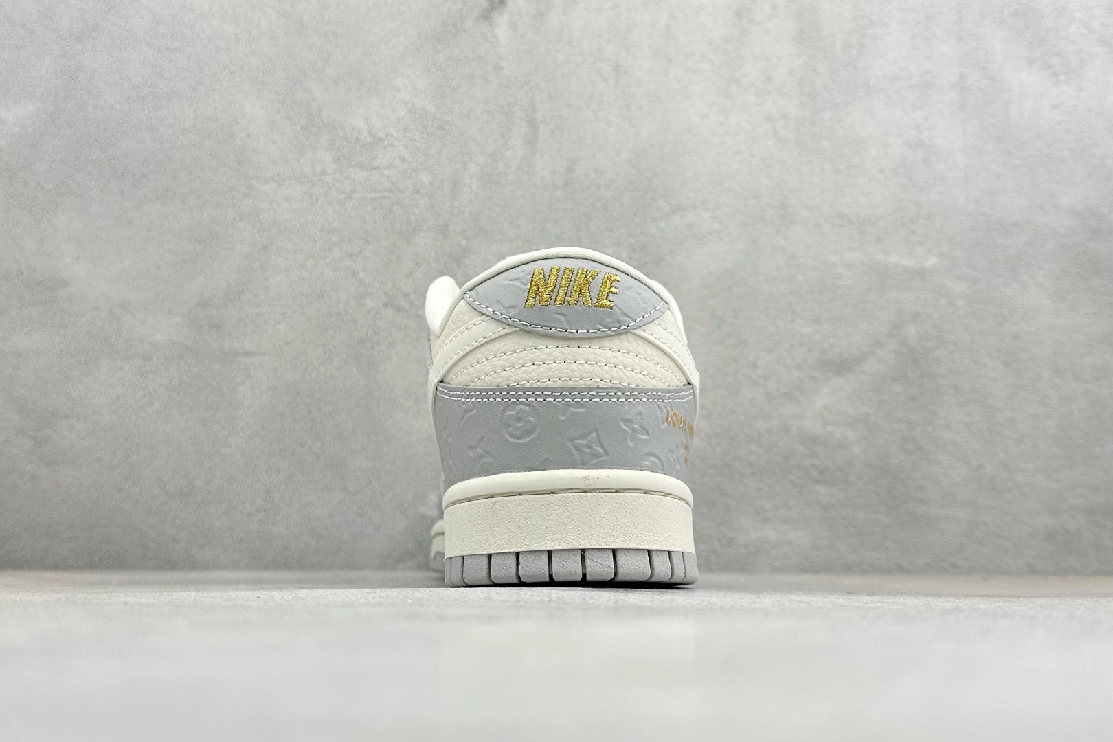 灰调老花 潮酷出圈SB DUNK LOW 经典低帮版型融合LV老花元素 灰白撞色 MN1688-107 灰调老花 潮酷出圈SB DUNK LOW 经典低帮版型融合LV老花元素 灰白撞色 MN1688-107