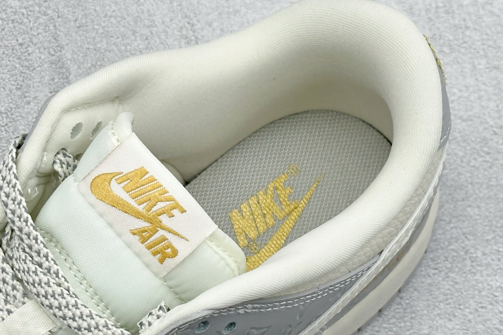 灰调老花 潮酷出圈SB DUNK LOW 经典低帮版型融合LV老花元素 灰白撞色 MN1688-107 灰调老花 潮酷出圈SB DUNK LOW 经典低帮版型融合LV老花元素 灰白撞色 MN1688-107