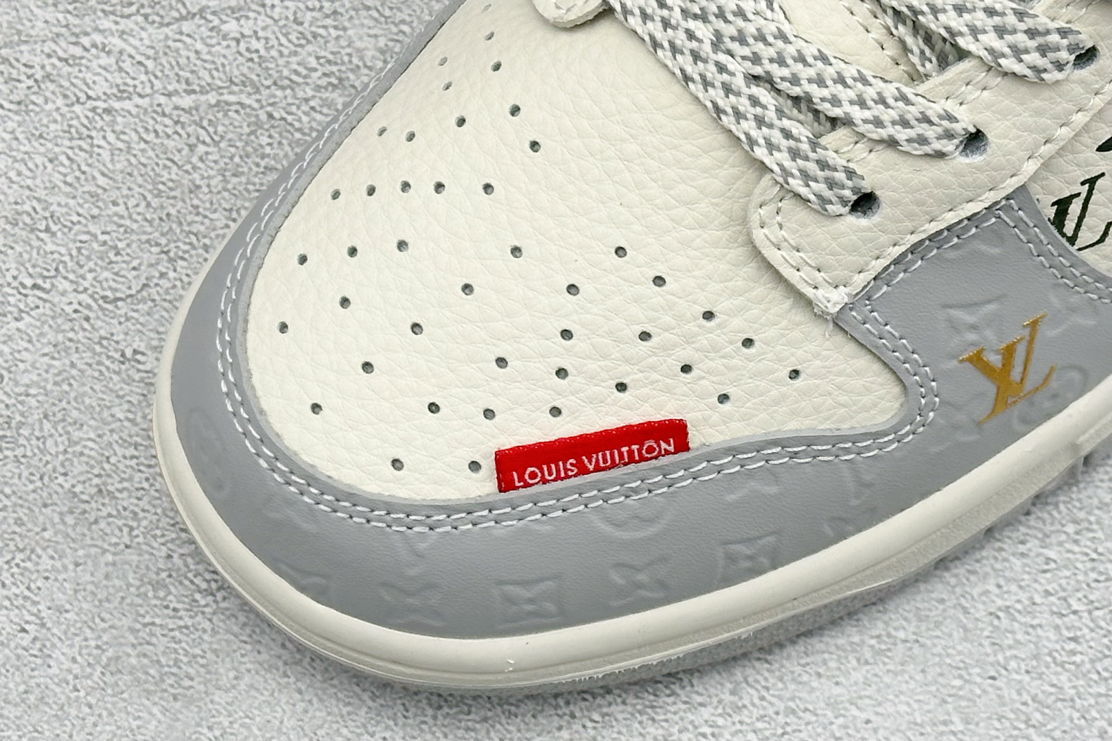 灰调老花 潮酷出圈SB DUNK LOW 经典低帮版型融合LV老花元素 灰白撞色 MN1688-107 灰调老花 潮酷出圈SB DUNK LOW 经典低帮版型融合LV老花元素 灰白撞色 MN1688-107