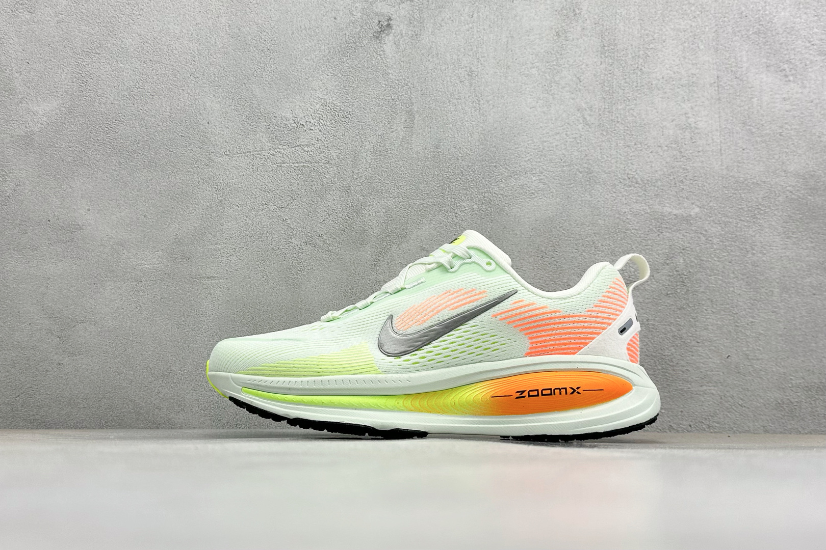 福利特价 Nike VOMERO 18 耐克 舒适减震防滑 低帮跑步鞋全掌ReactX泡绵中底 前掌和后