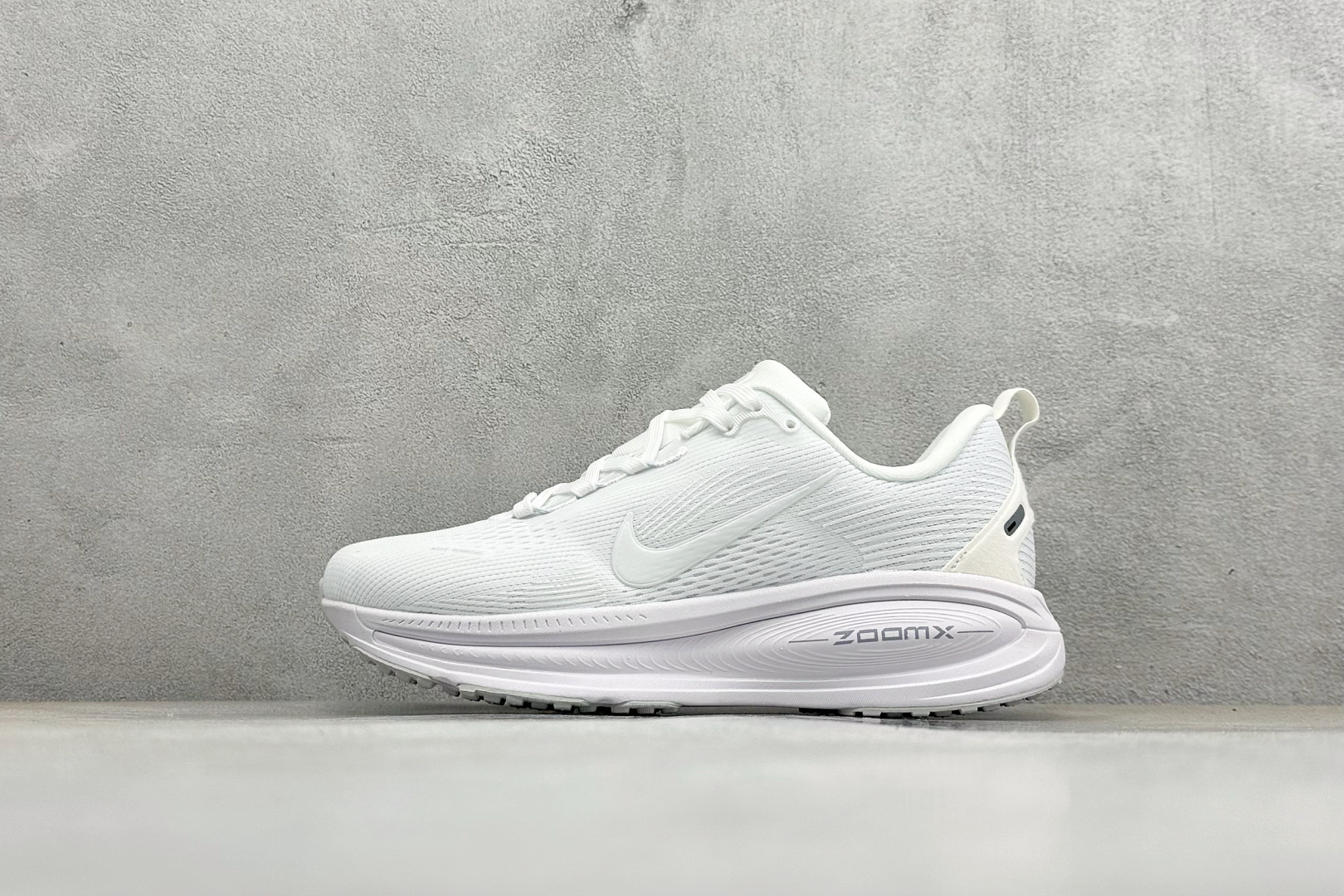 福利特价 Nike VOMERO 18 耐克 舒适减震防滑 低帮跑步鞋全掌ReactX泡绵中底 前掌和后