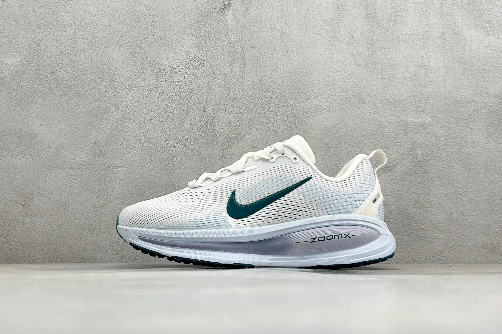 福利特价 Nike VOMERO 18 耐克 舒适减震防滑 低帮跑步鞋全掌ReactX泡绵中底 前掌和后