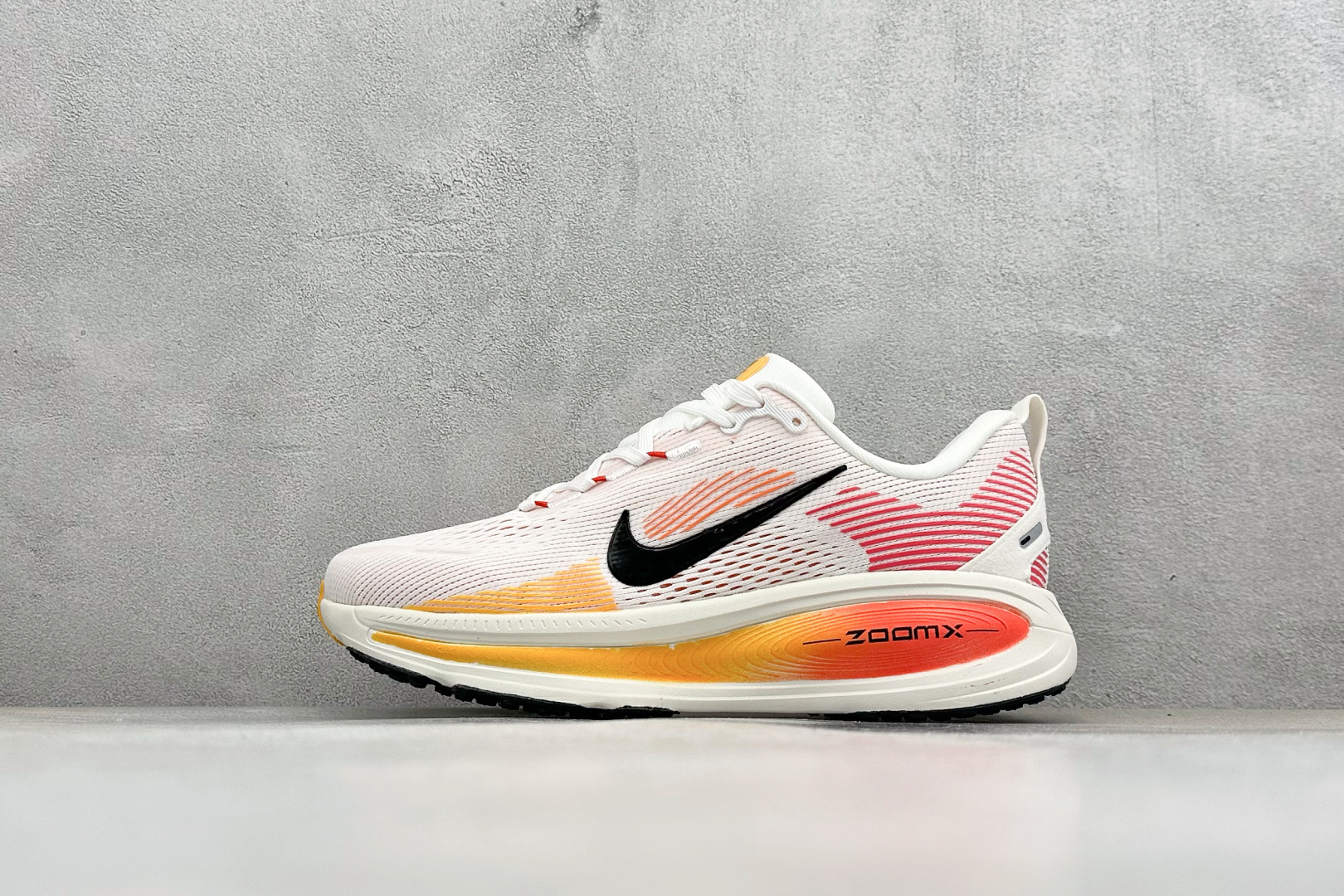福利特价 Nike VOMERO 18 耐克 舒适减震防滑 低帮跑步鞋全掌ReactX泡绵中底 前掌和后