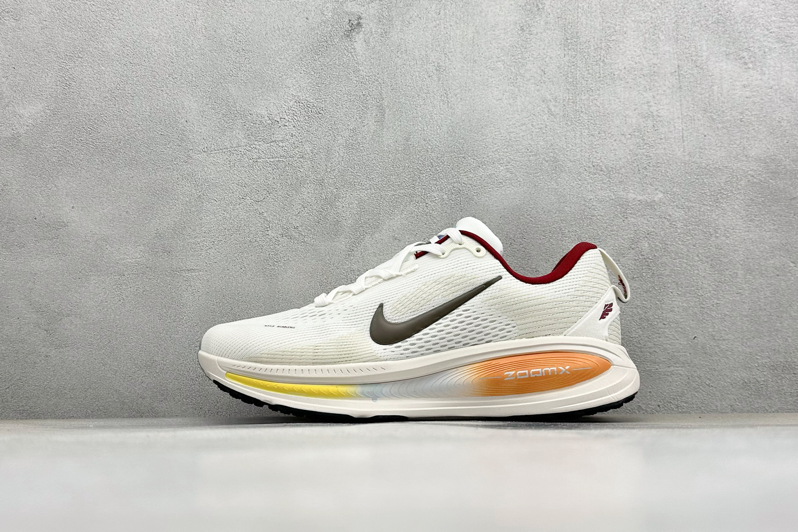 福利特价 Nike VOMERO 18 耐克 舒适减震防滑 低帮跑步鞋全掌ReactX泡绵中底 前掌和后