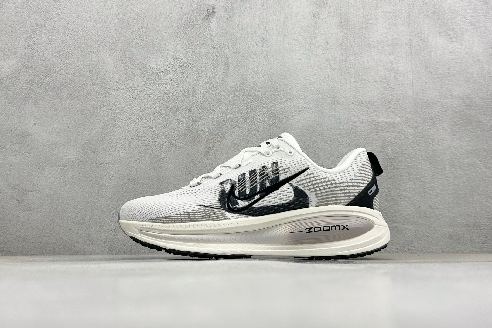 福利特价 Nike VOMERO 18 耐克 舒适减震防滑 低帮跑步鞋全掌ReactX泡绵中底 前掌和后