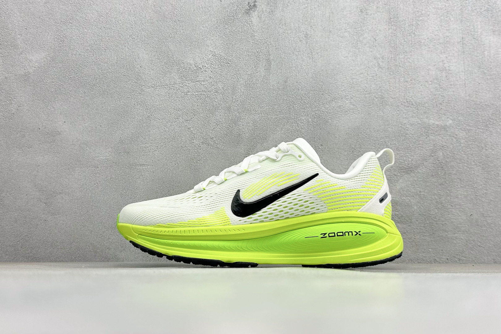 福利特价 Nike VOMERO 18 耐克 舒适减震防滑 低帮跑步鞋全掌ReactX泡绵中底 前掌和后