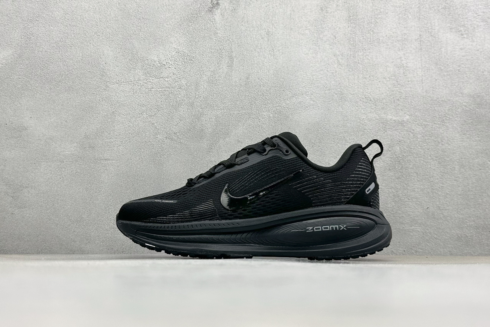 福利特价 Nike VOMERO 18 耐克 舒适减震防滑 低帮跑步鞋全掌ReactX泡绵中底 前掌和后