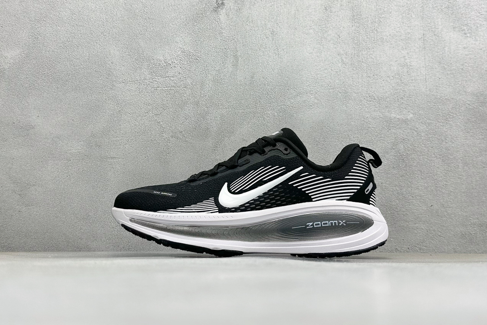 福利特价 Nike VOMERO 18 耐克 舒适减震防滑 低帮跑步鞋全掌ReactX泡绵中底 前掌和后