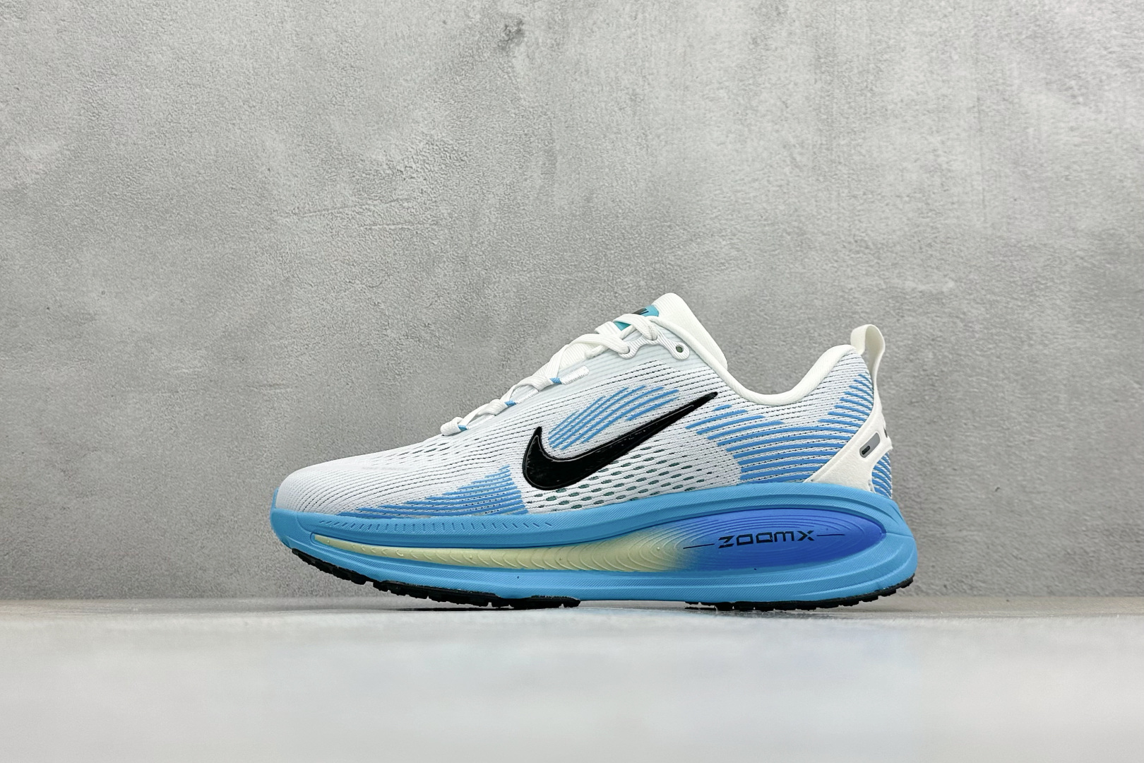 福利特价 Nike VOMERO 18 耐克 舒适减震防滑 低帮跑步鞋全掌ReactX泡绵中底 前掌和后