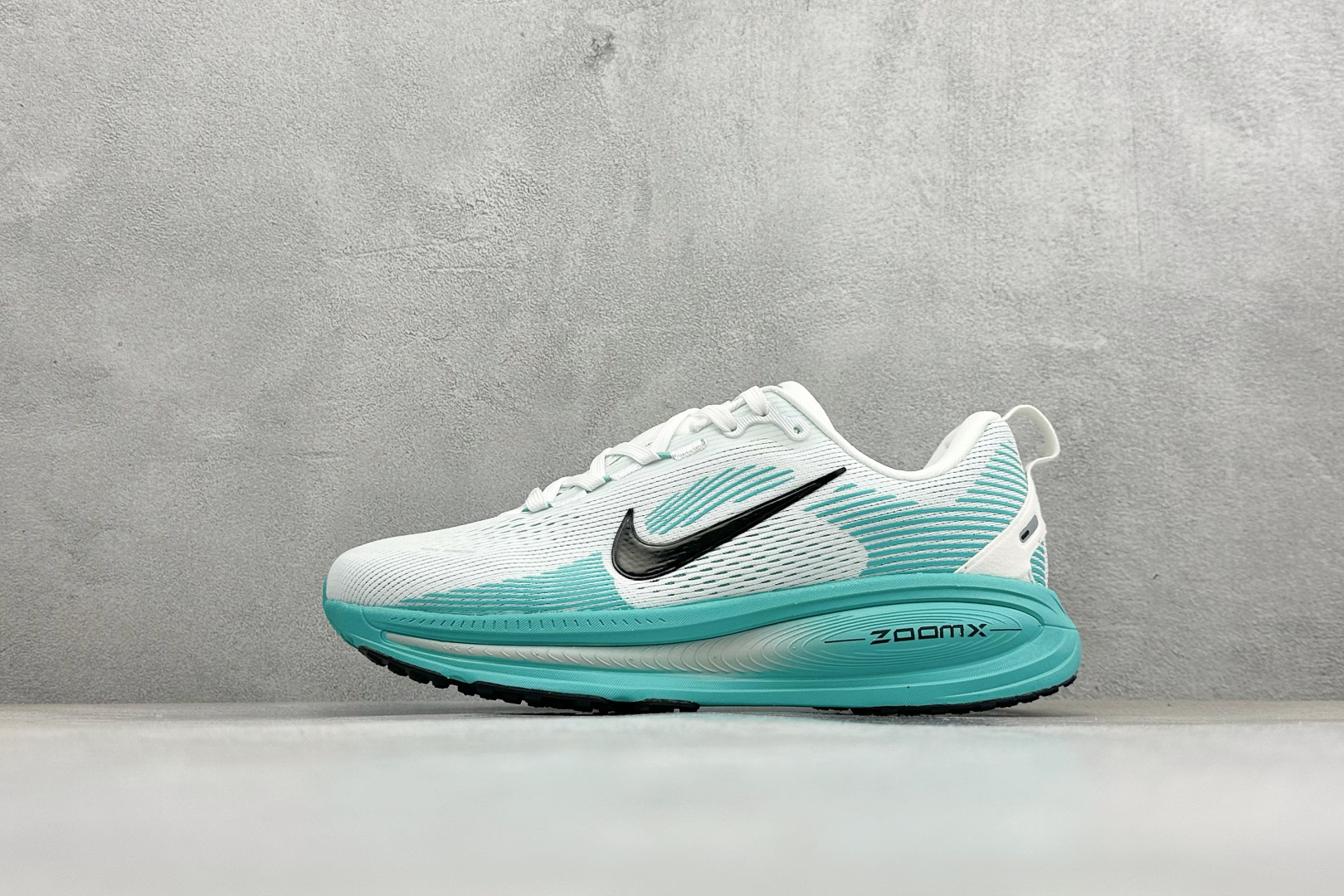福利特价 Nike VOMERO 18 耐克 舒适减震防滑 低帮跑步鞋全掌ReactX泡绵中底 前掌和后