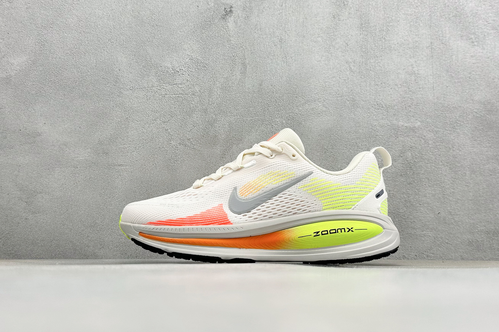 福利特价 Nike VOMERO 18 耐克 舒适减震防滑 低帮跑步鞋全掌ReactX泡绵中底 前掌和后