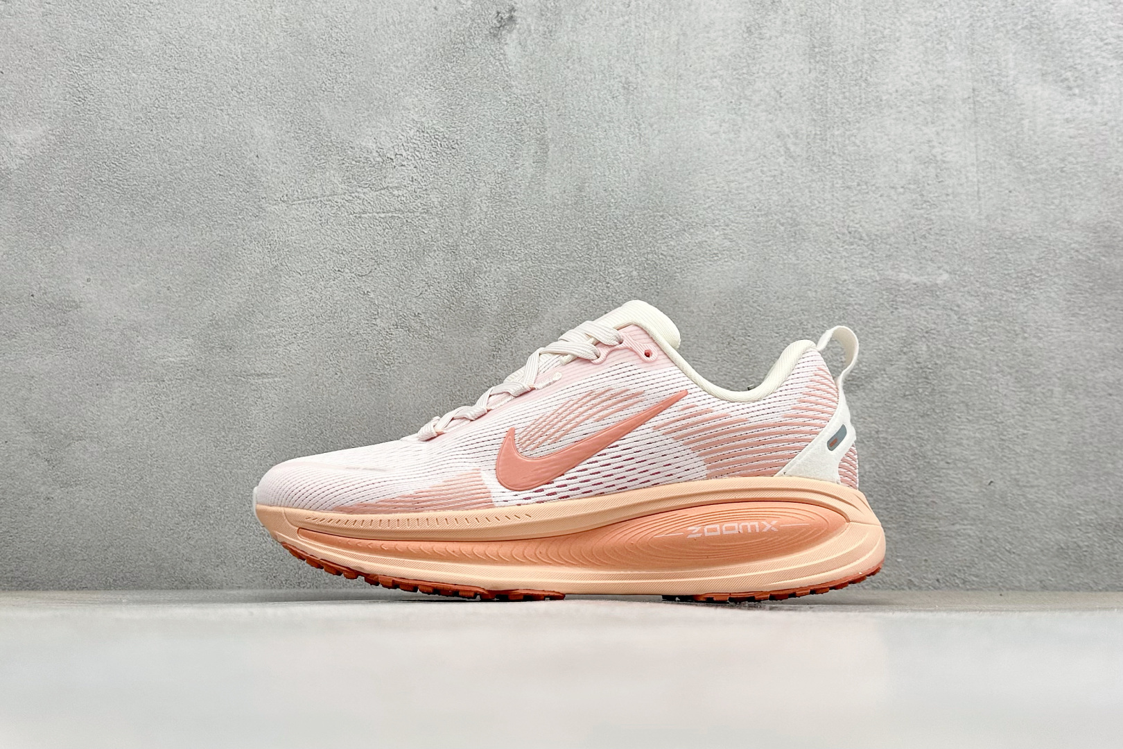 福利特价 Nike VOMERO 18 耐克 舒适减震防滑 低帮跑步鞋全掌ReactX泡绵中底 前掌和后