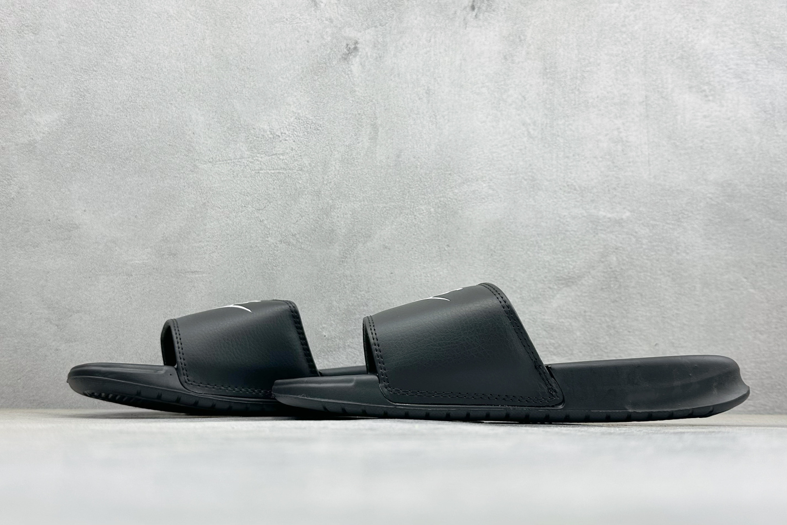 CX版Nike BENASSI SWOOSH 舒适时尚 EVA 防滑防磨减震一字拖鞋 666089-118