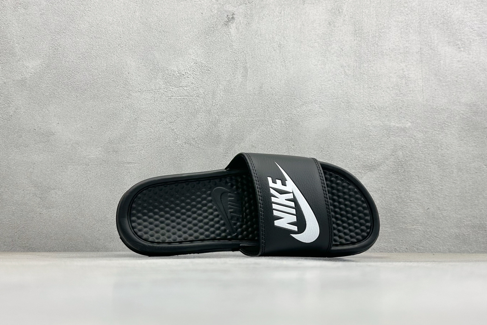 CX版Nike BENASSI SWOOSH 舒适时尚 EVA 防滑防磨减震一字拖鞋 666089-118