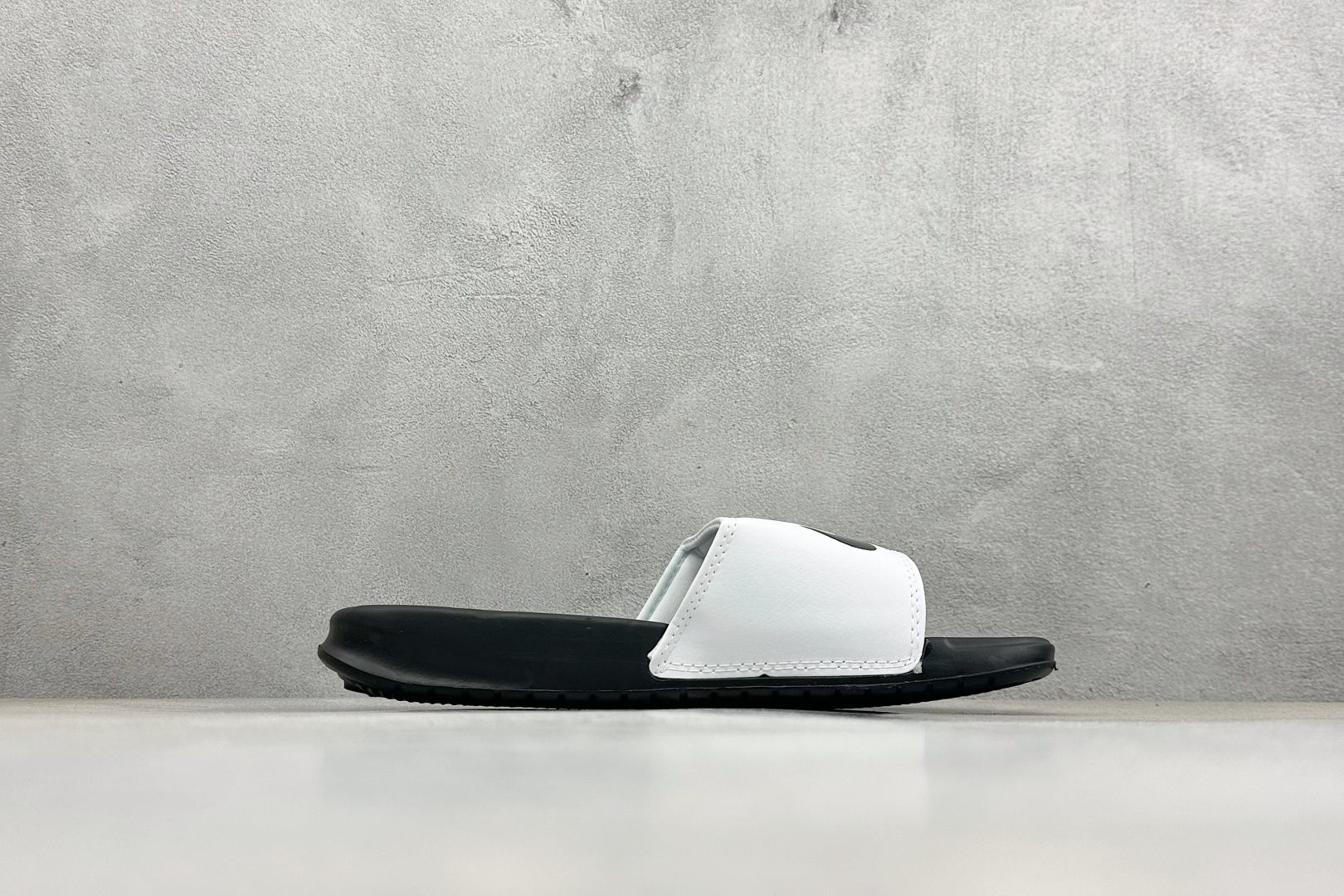 CX版Nike BENASSI SWOOSH 舒适时尚 EVA 防滑防磨减震一字拖鞋 666089-111