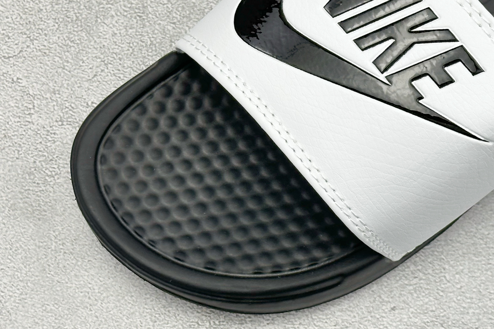 CX版Nike BENASSI SWOOSH 舒适时尚 EVA 防滑防磨减震一字拖鞋 666089-111