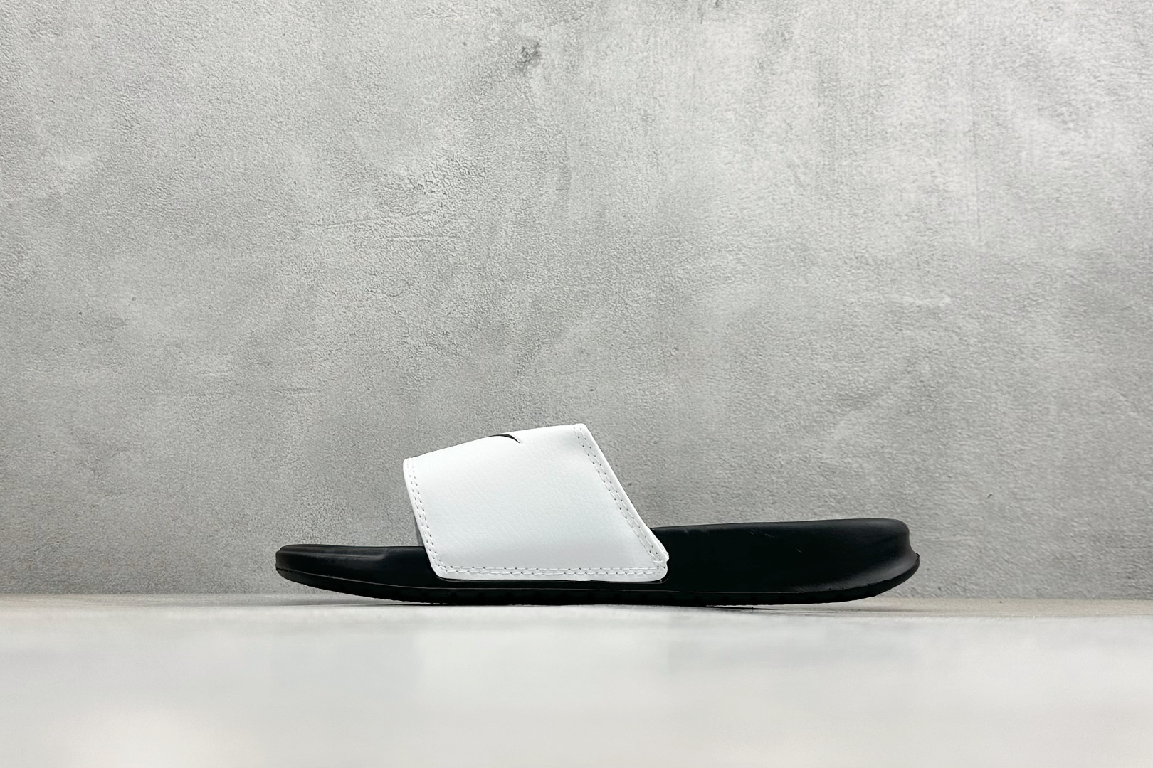 CX版Nike BENASSI SWOOSH 舒适时尚 EVA 防滑防磨减震一字拖鞋 666089-111