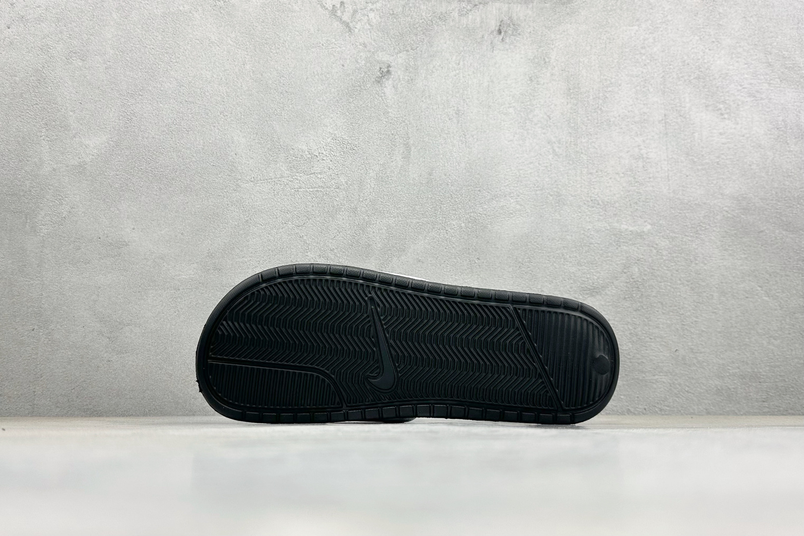 CX版Nike BENASSI SWOOSH 舒适时尚 EVA 防滑防磨减震一字拖鞋 666089-111