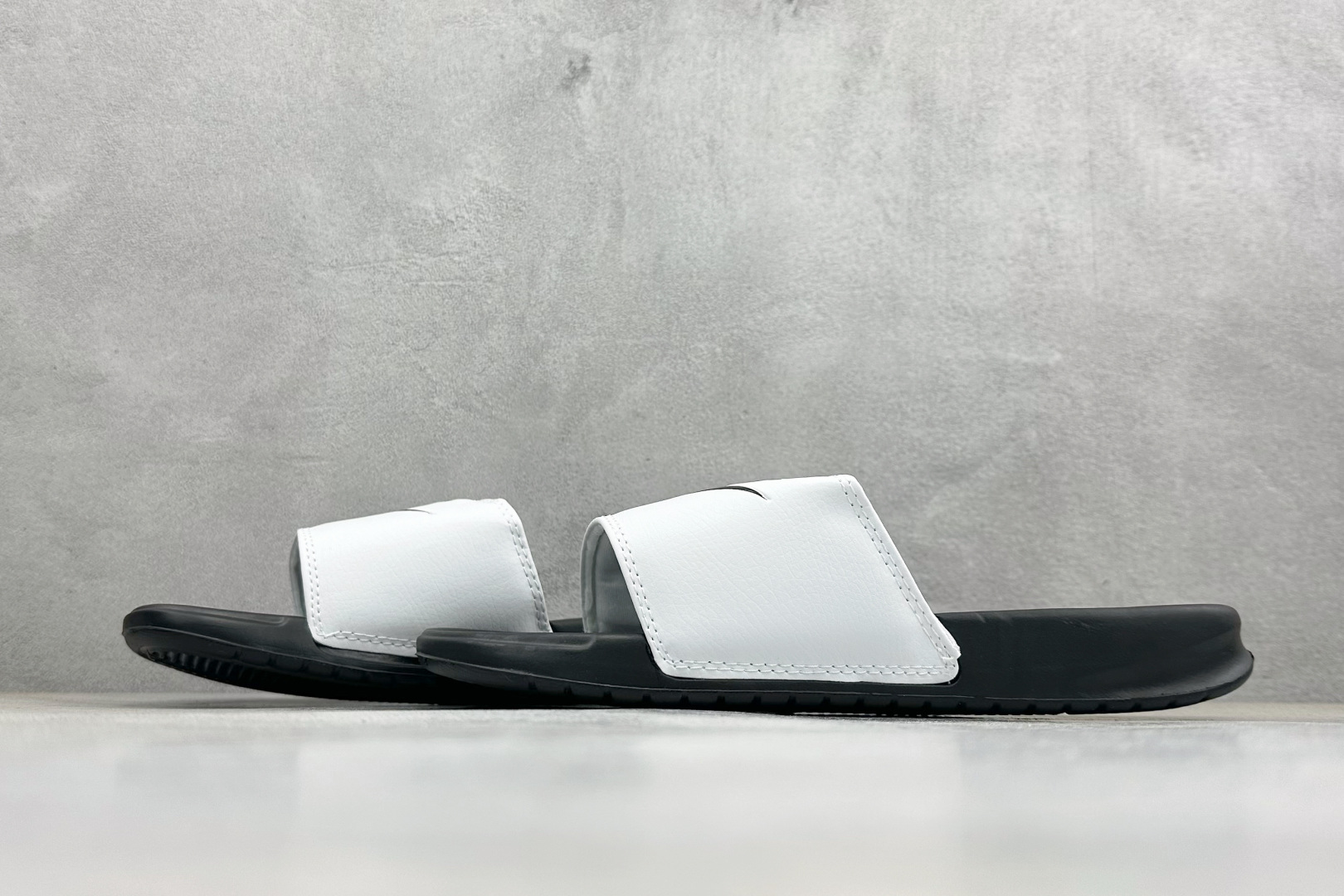 CX版Nike BENASSI SWOOSH 舒适时尚 EVA 防滑防磨减震一字拖鞋 666089-111