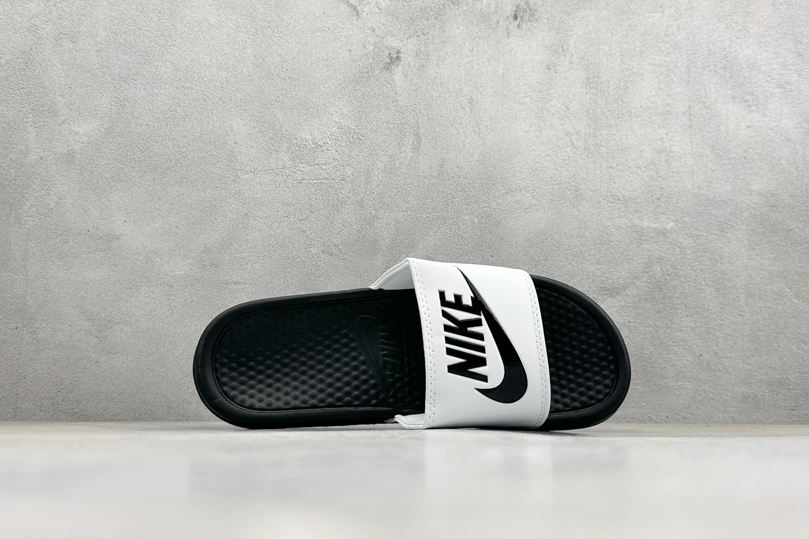 CX版Nike BENASSI SWOOSH 舒适时尚 EVA 防滑防磨减震一字拖鞋 666089-111