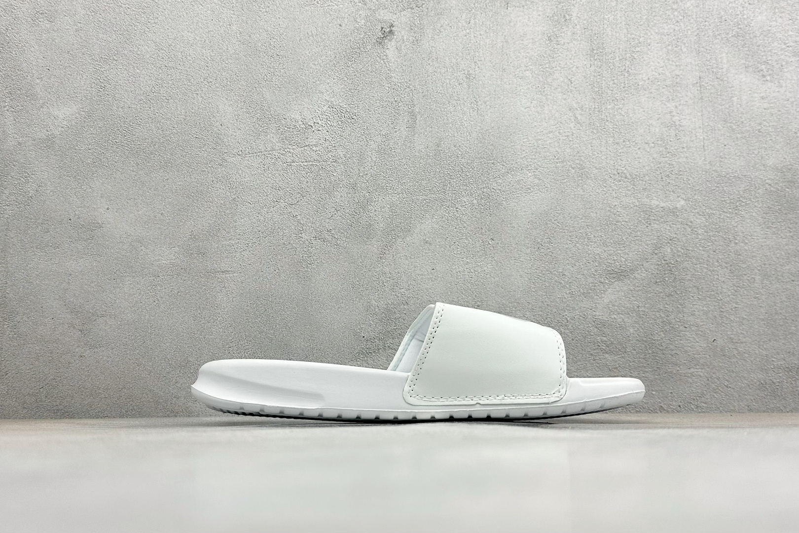 CX版Nike BENASSI SWOOSH 舒适时尚 EVA 防滑防磨减震一字拖鞋 666089-119