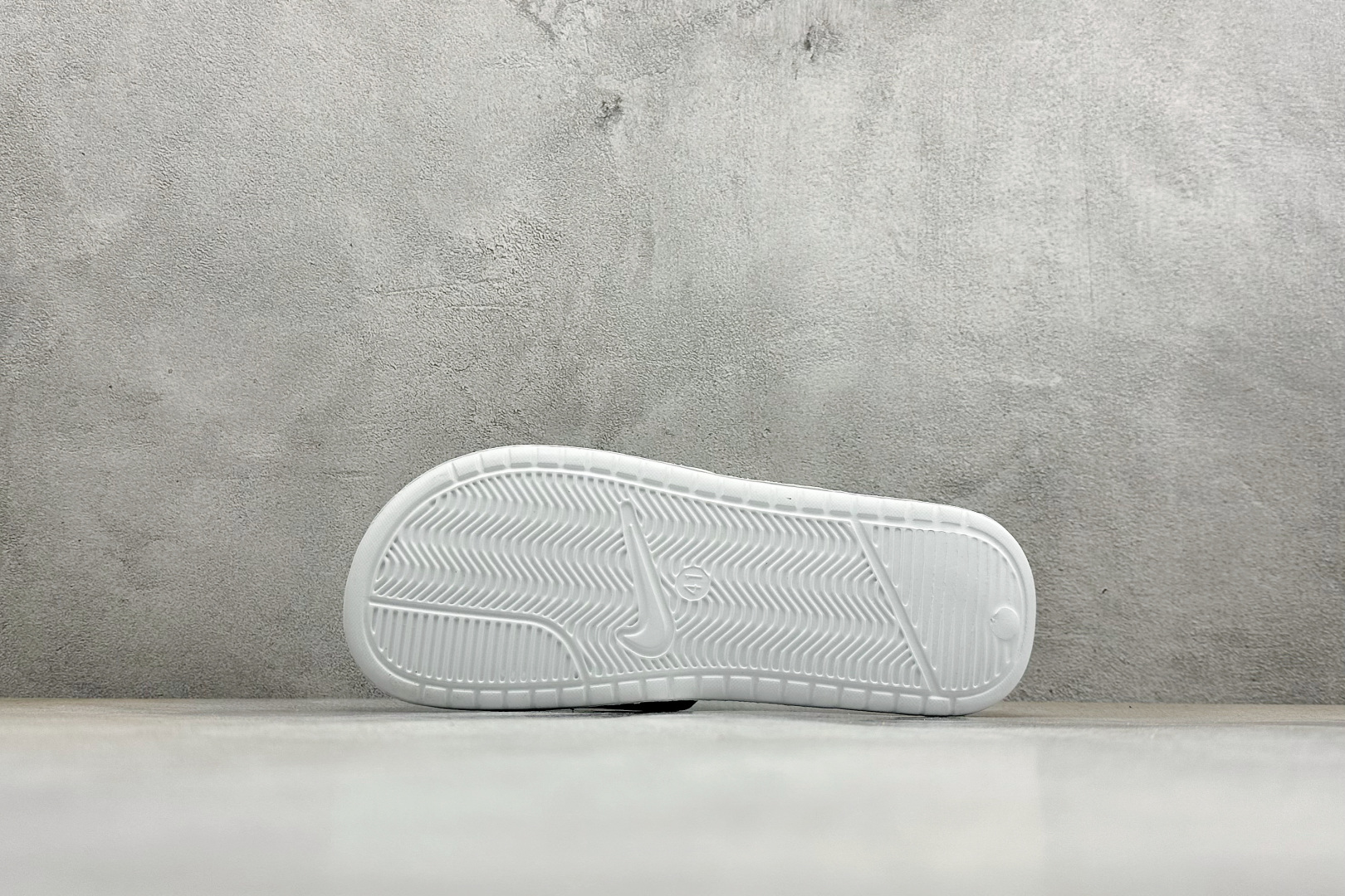 CX版Nike BENASSI SWOOSH 舒适时尚 EVA 防滑防磨减震一字拖鞋 666089-119