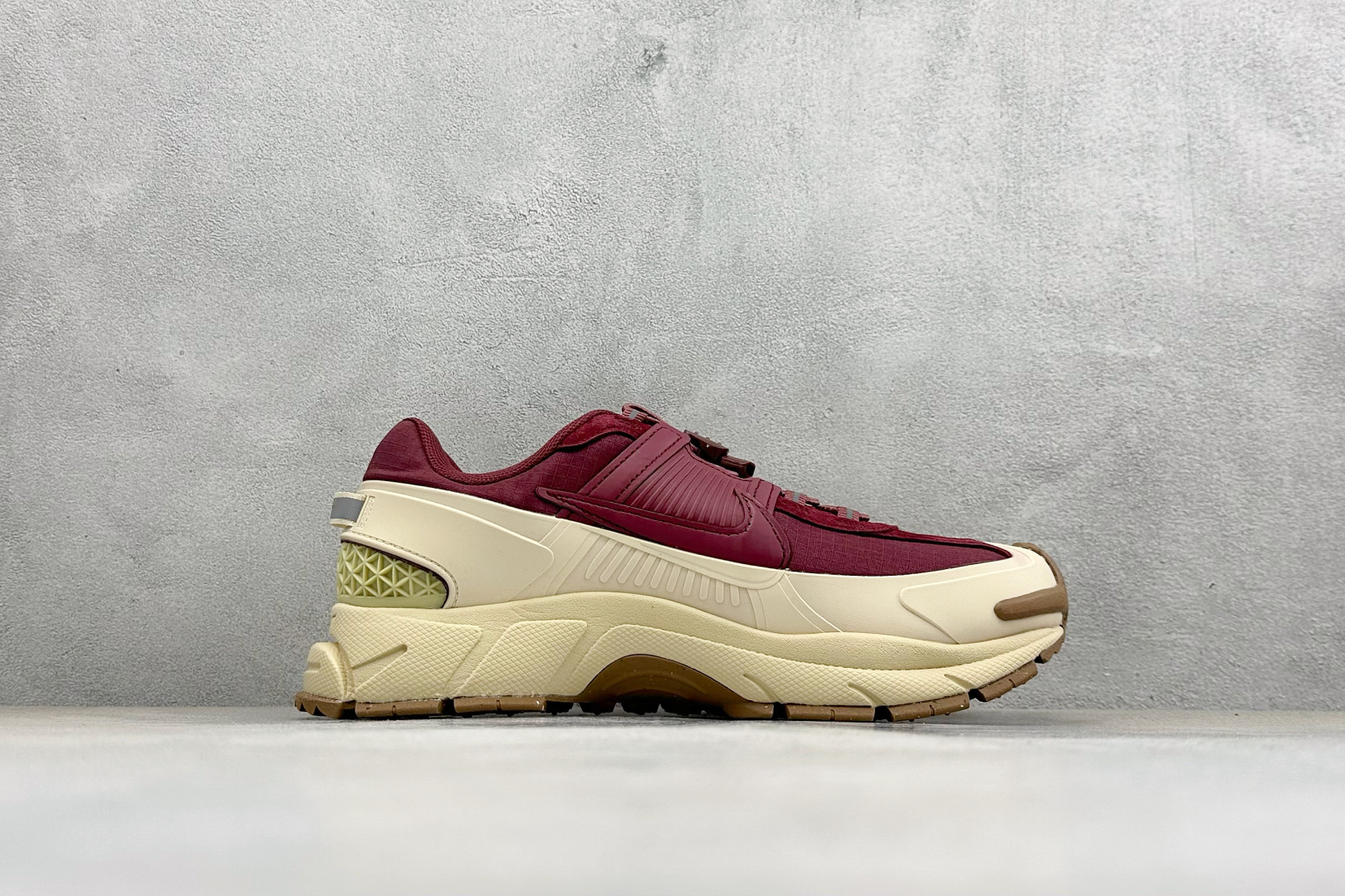 HY版Nike Zoom Vomero Roam 耐克 复古休闲运动慢跑鞋 HQ2181-700