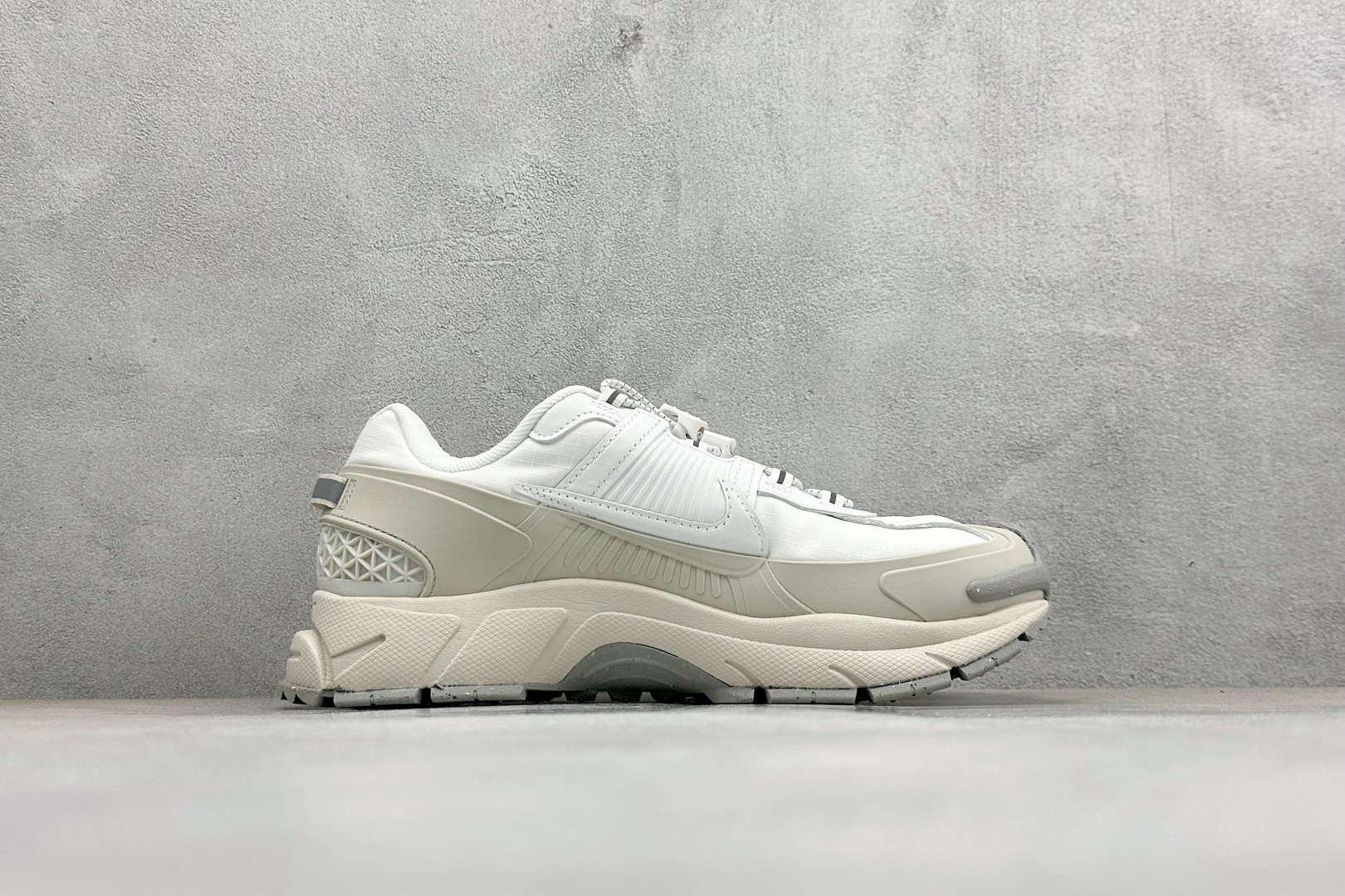 HY版Nike Zoom Vomero Roam 耐克 复古休闲运动慢跑鞋 HV6410-100 HY版Nike Zoom Vomero Roam 耐克 复古休闲运动慢跑鞋 HV6410-100